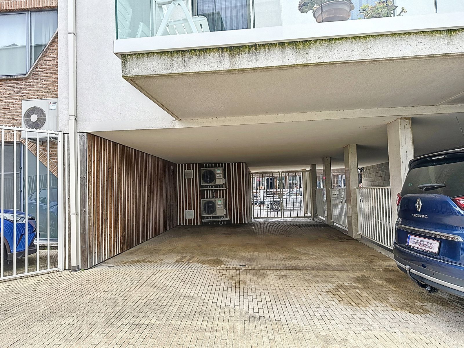 Twee bovengrondse staanplaatsen in open lucht nabij centrum foto 6
