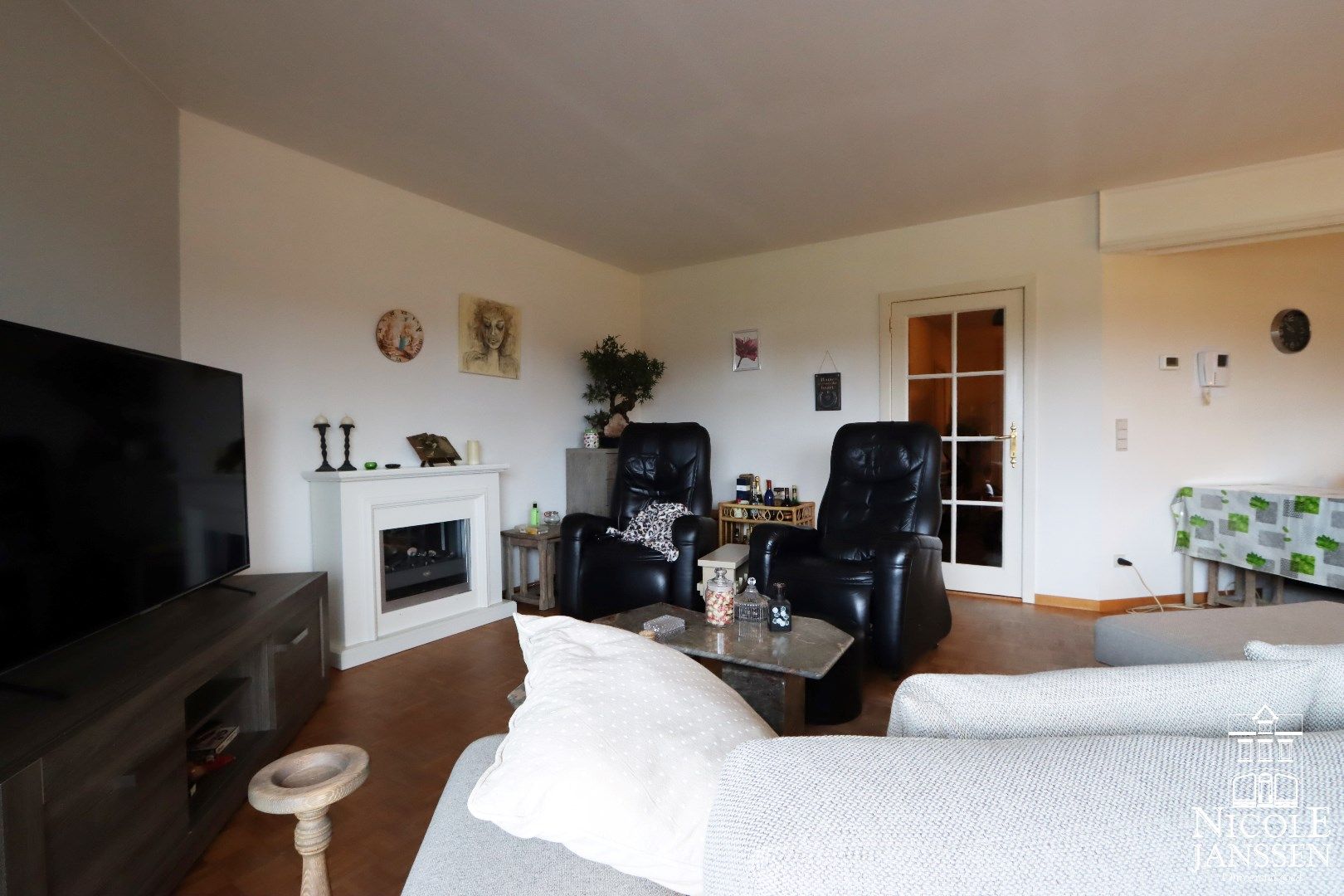 Ruim en instapklaar appartement met terras vlakbij het centrum foto 3