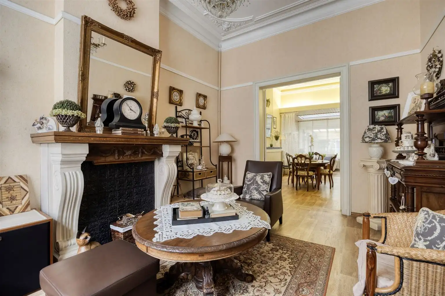 Prachtige karaktervolle stadswoning voorzien van 6 slaapkamers, ruime buitenkoer en vrijstaande garage in het centrum van Maaseik.  foto 5