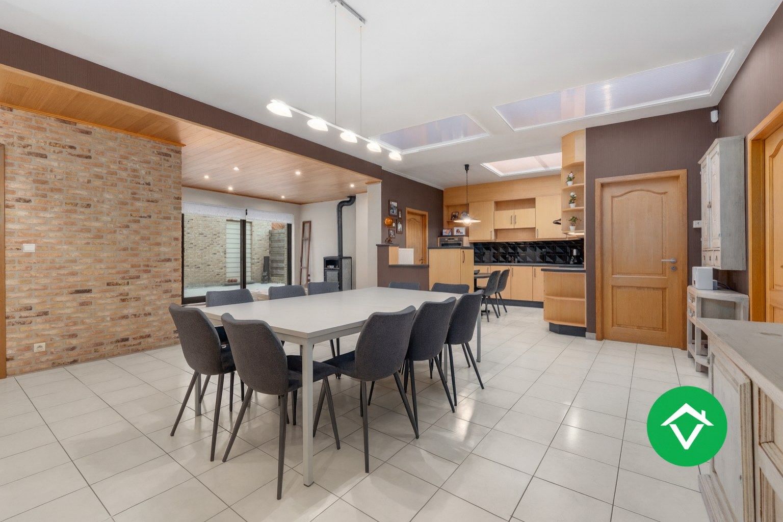 Veelzijdig handelspand met woonst en twee verhuurde appartementen in centrum Aartrijke foto 9