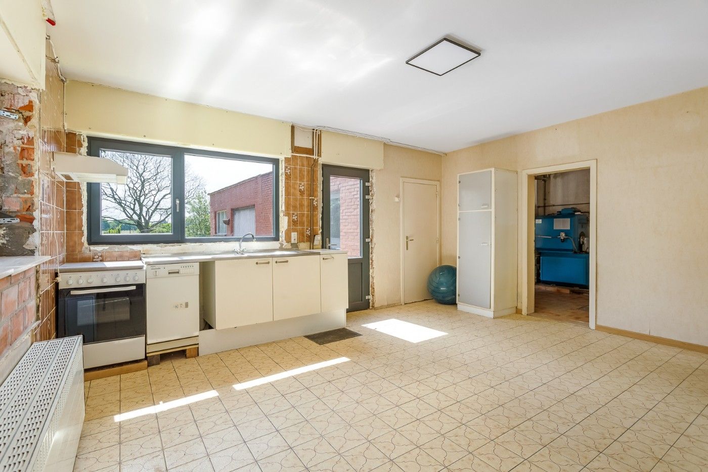 Verrassend ruime, te renoveren HOB met 5 slpk., garage/loods en tuin foto 8