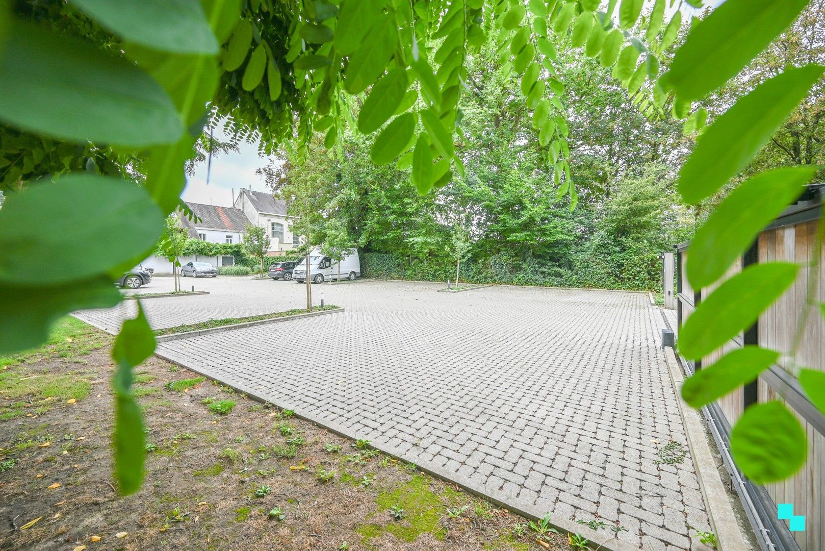 Centraal gelegen parkeerplaatsen in Oostrozebeke foto 6