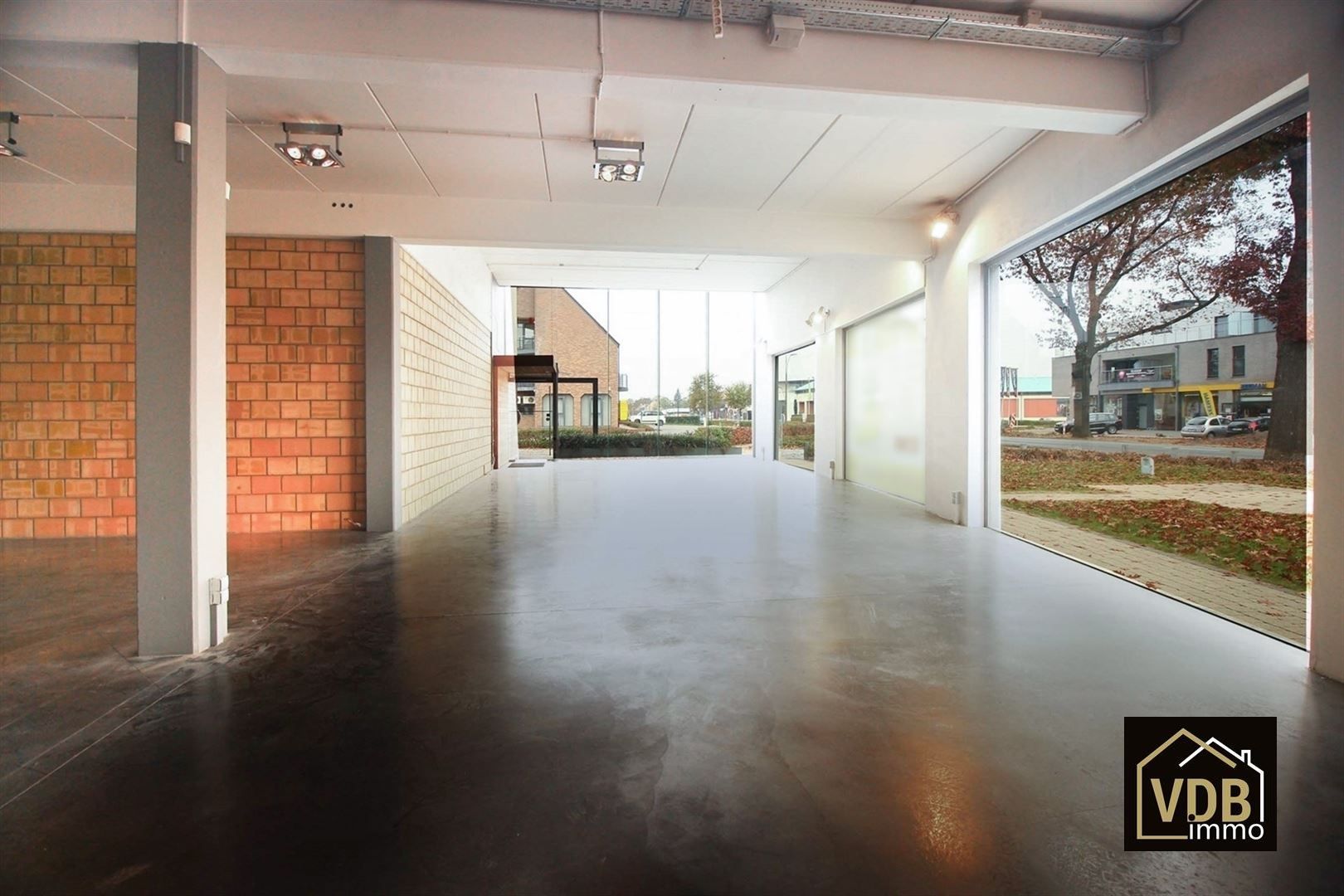 Commercieel gebouw op toplocatie geschikt voor vele doeleinden: kantoor, kleinhandel, groothandel... foto 16