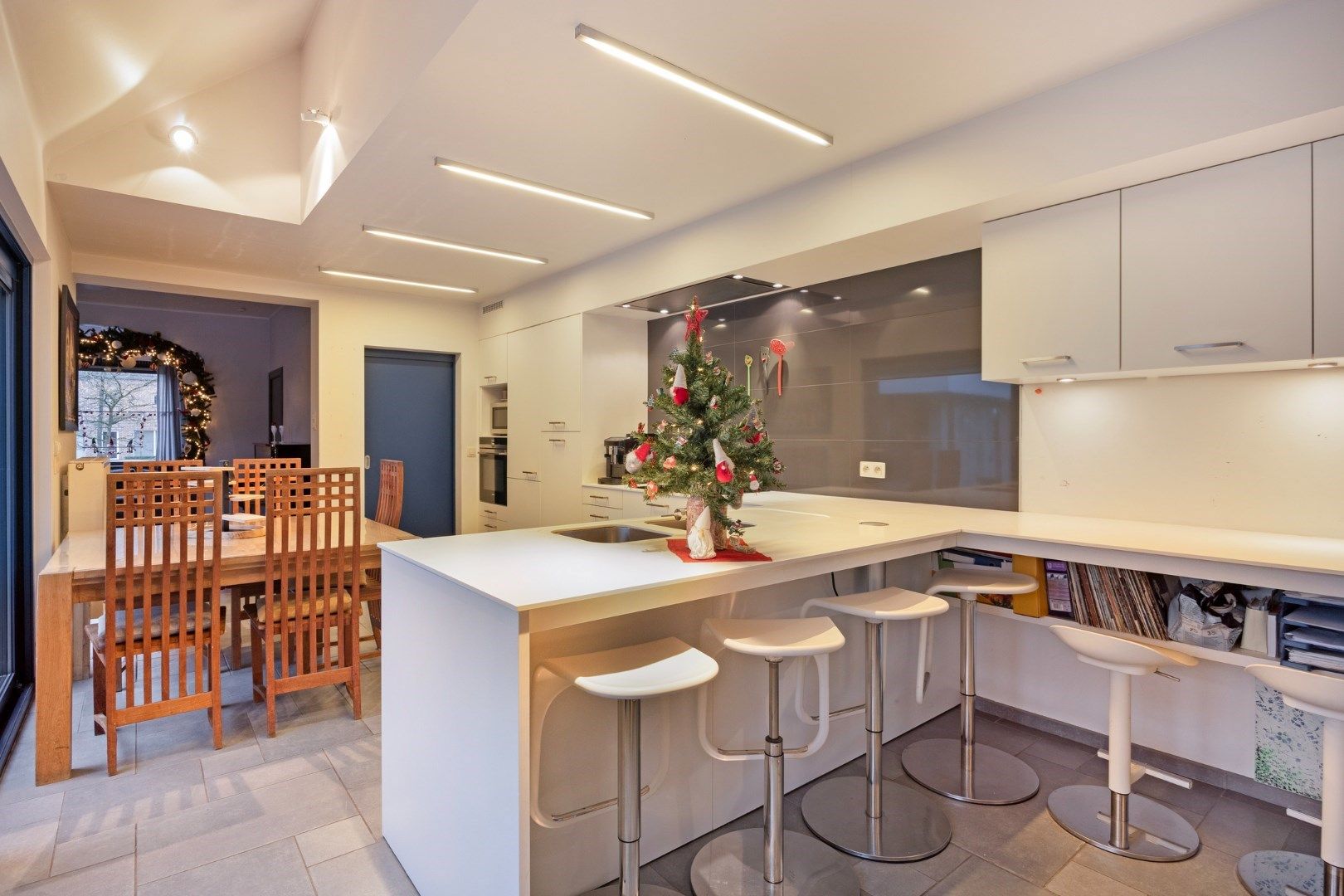 Ruim ingedeelde woning met 4 slpks op een mooi perceel van 21 are met achterliggend groen. foto 11