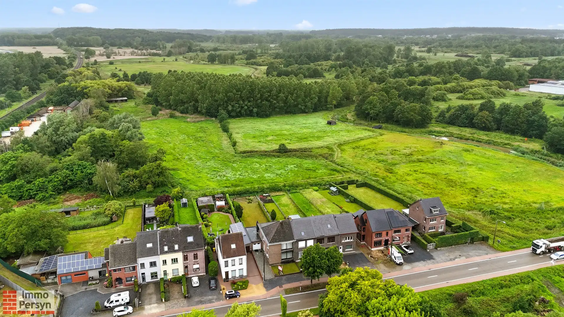 Stevige gezinswoning met 3 slaapkamers en prachtig groen uitzicht foto 2