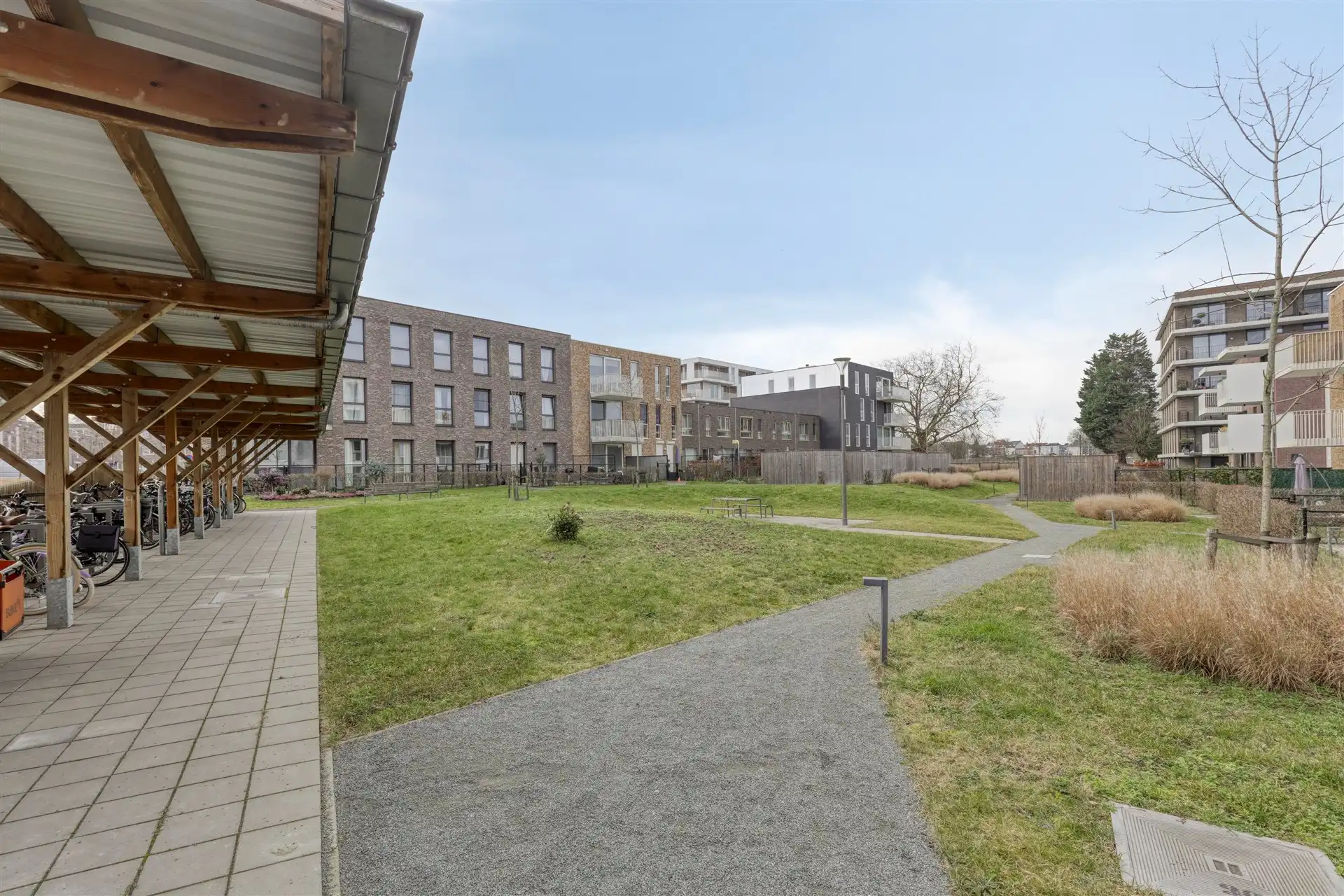 Instapklaar, energiezuinig 2 slaapkamer appartement (83m²) met terras, gem. tuin en autostaanplaats. foto 5