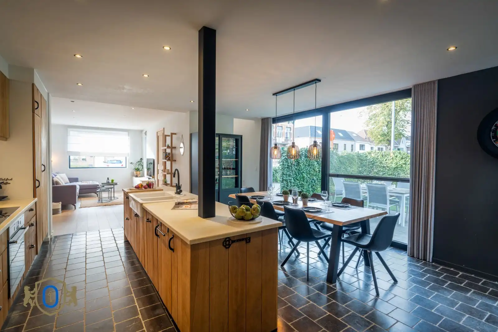 Halfopen 3-slpkr woning met tuin & carport foto 7