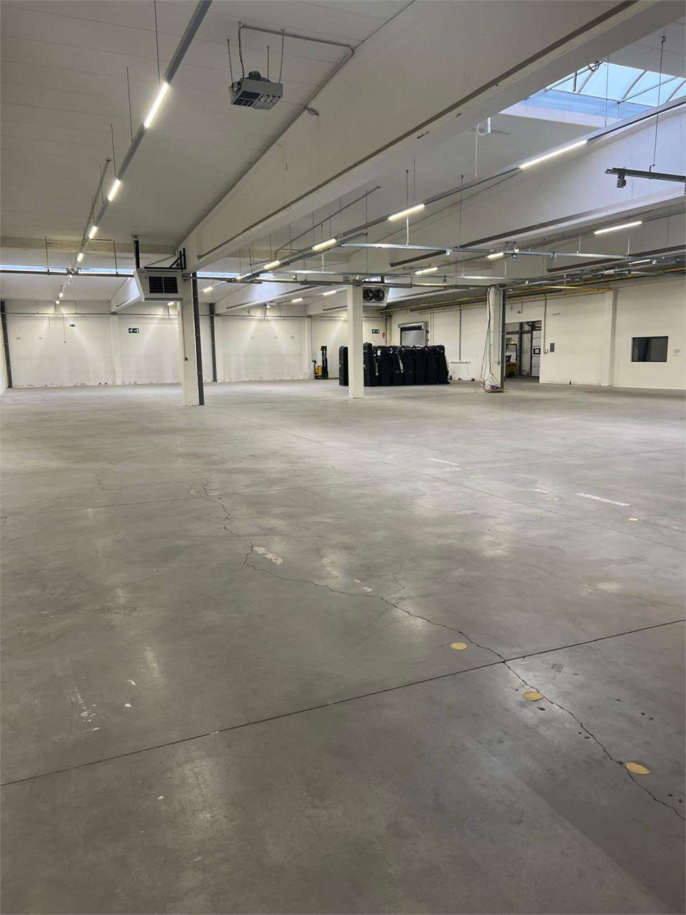 MODERNE MAGAZIJNEN MET KANTOOR EN PRIVEPARKING NABIJ E40 foto 4