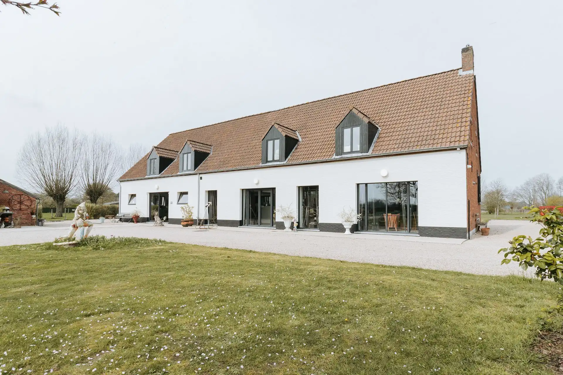 Uniek landgoed met hoeve, atelier, gastenverblijf en stallen foto 2