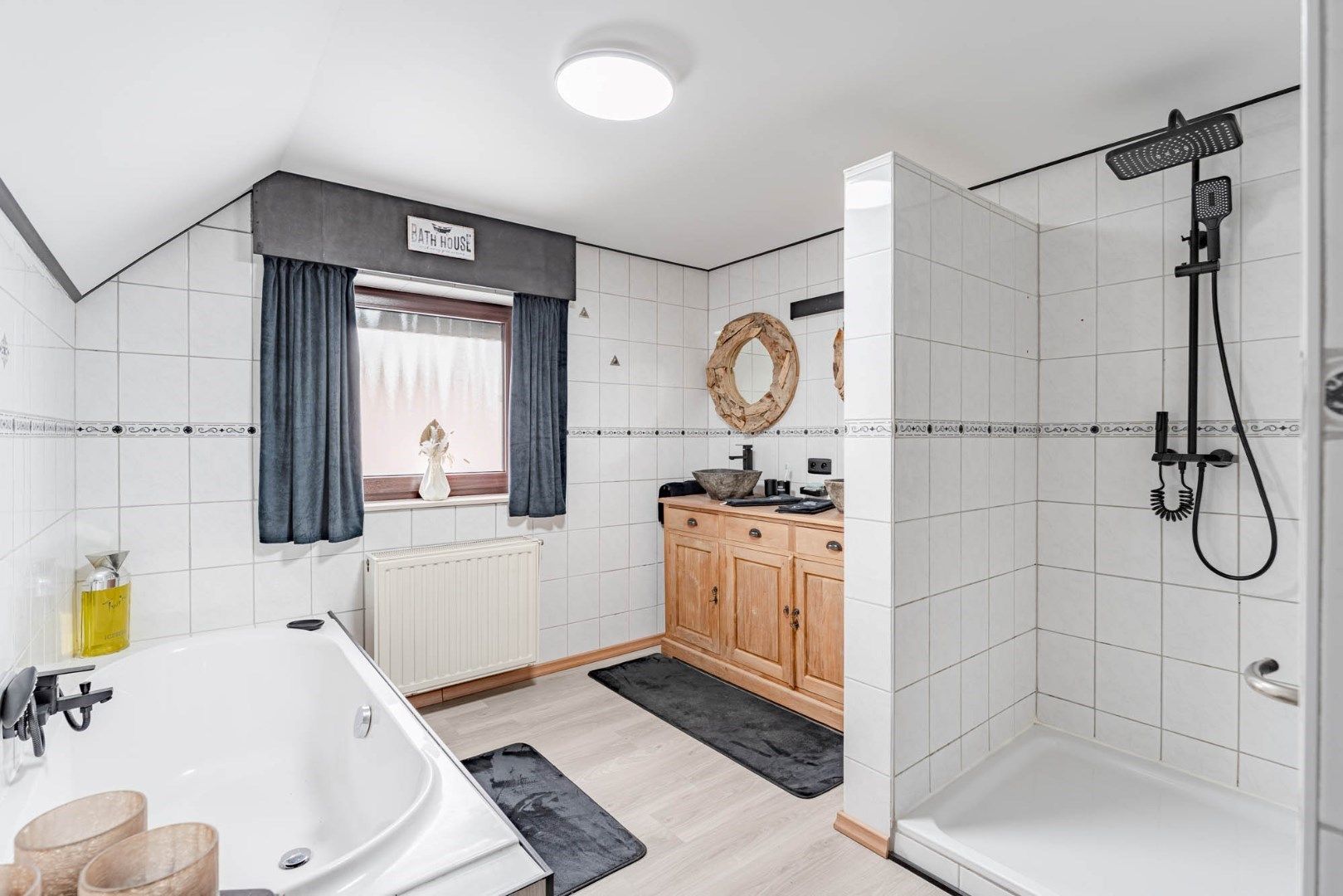 Gerenoveerde, goed onderhouden woning nabij het centrum van Bree mét een grote garage/werkplaats bereikbaar langs de Filterstraat aan de achterzijde van de woni foto 17