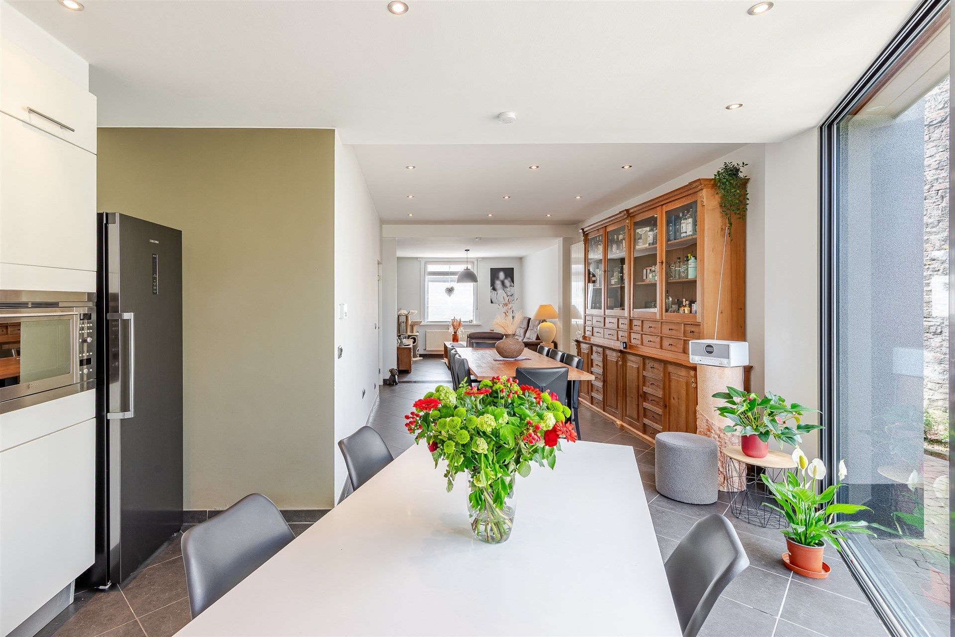 Uitstekend gerenoveerde woning met tuin en parkeerplaats foto 9