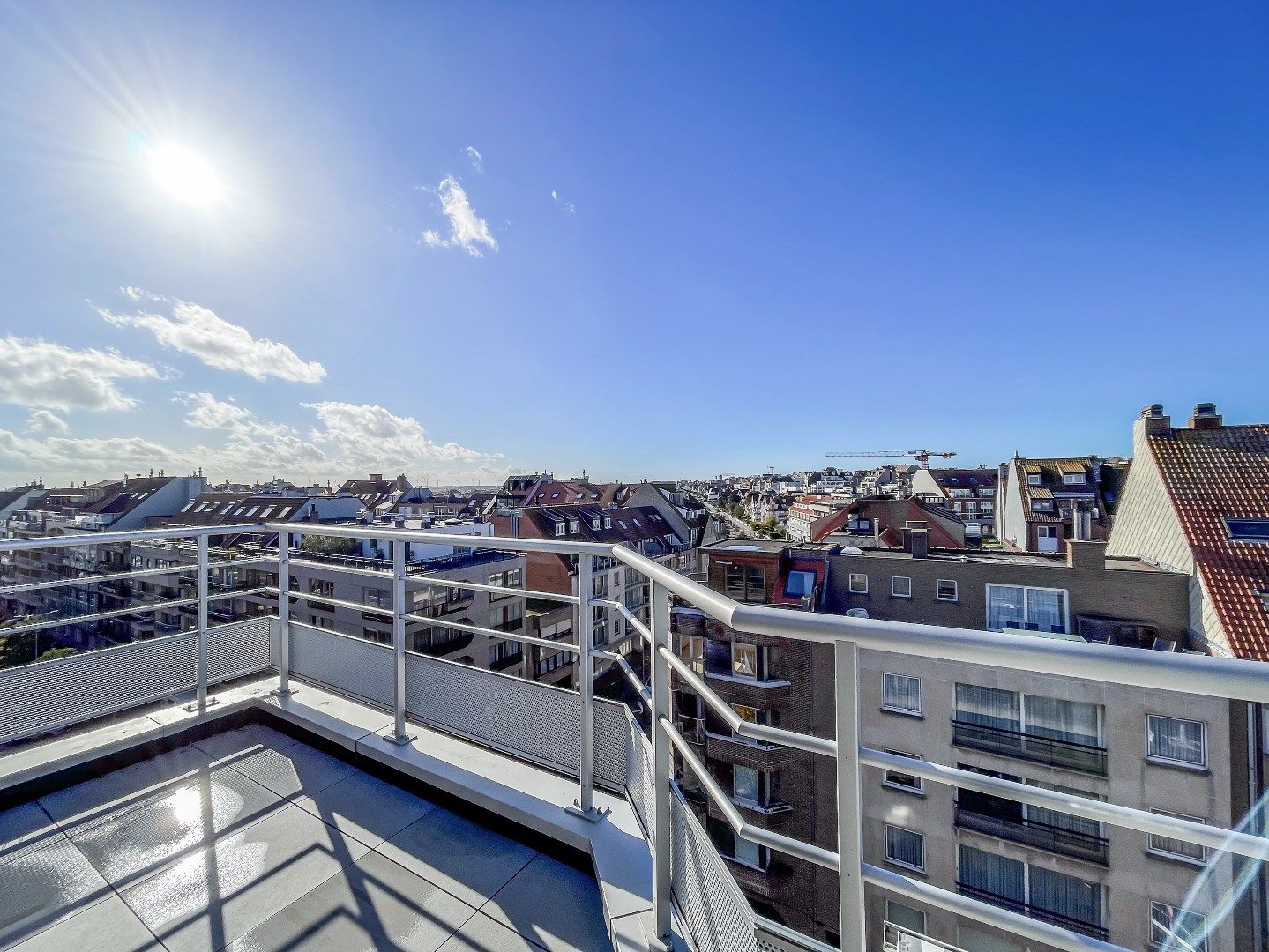 Zeer zonnig en lichtrijk duplexdakappartement, centraal gelegen vlakbij het centrum van Knokke en de zeedijk. Parking mogelijk. foto 12