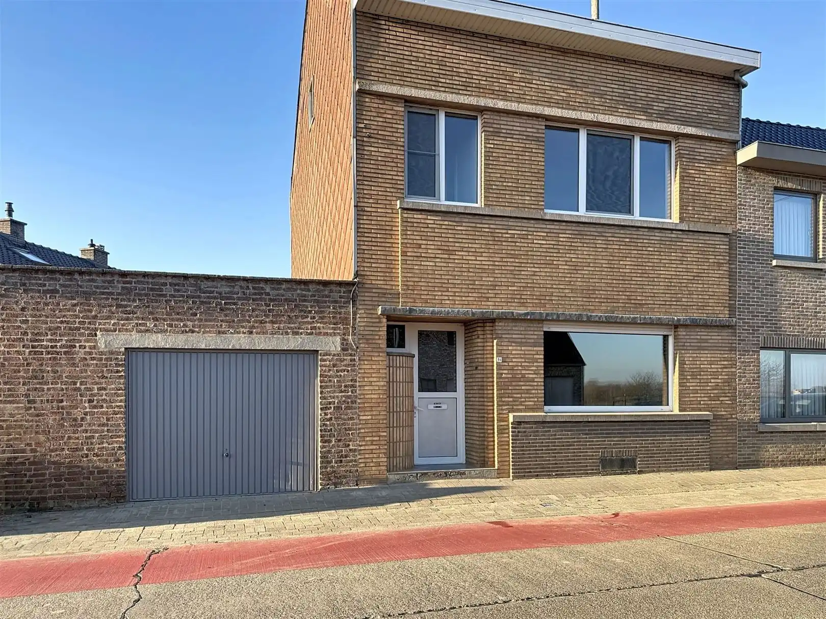 Halfopen bebouwing met 2 slpks, terras, garage foto {{pictureIndex}}