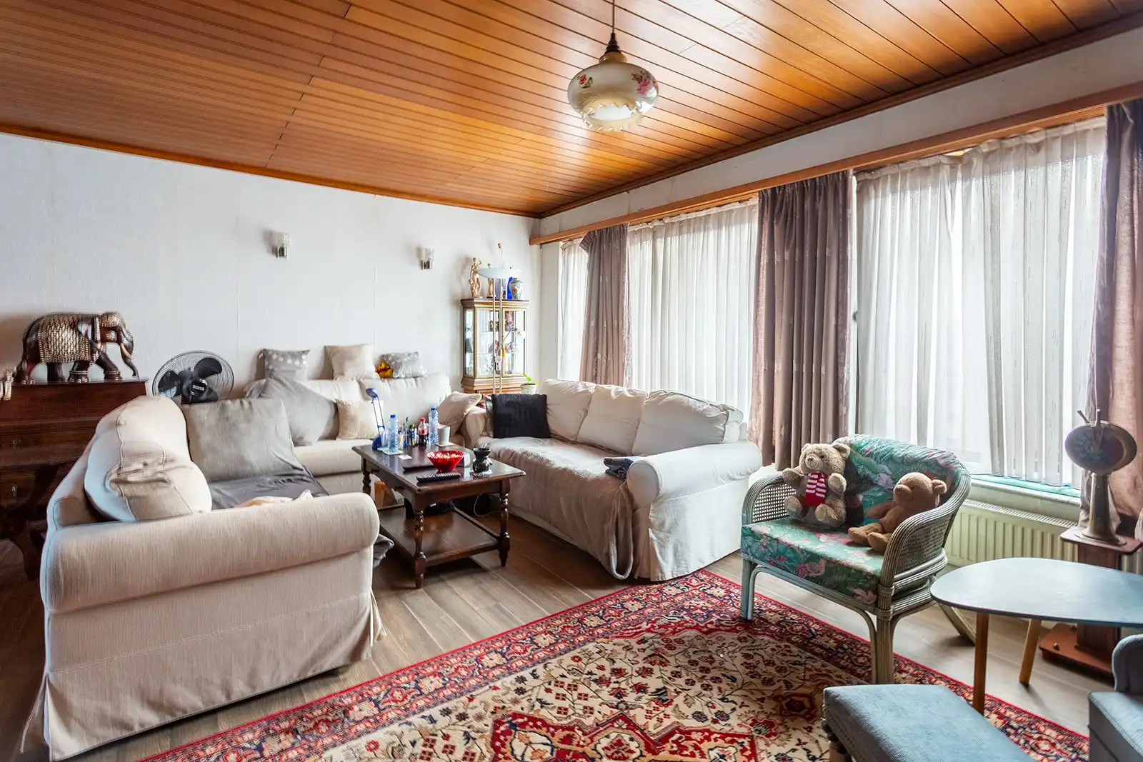 Ruime te renoveren woning met top potentieel en zwembad foto 14