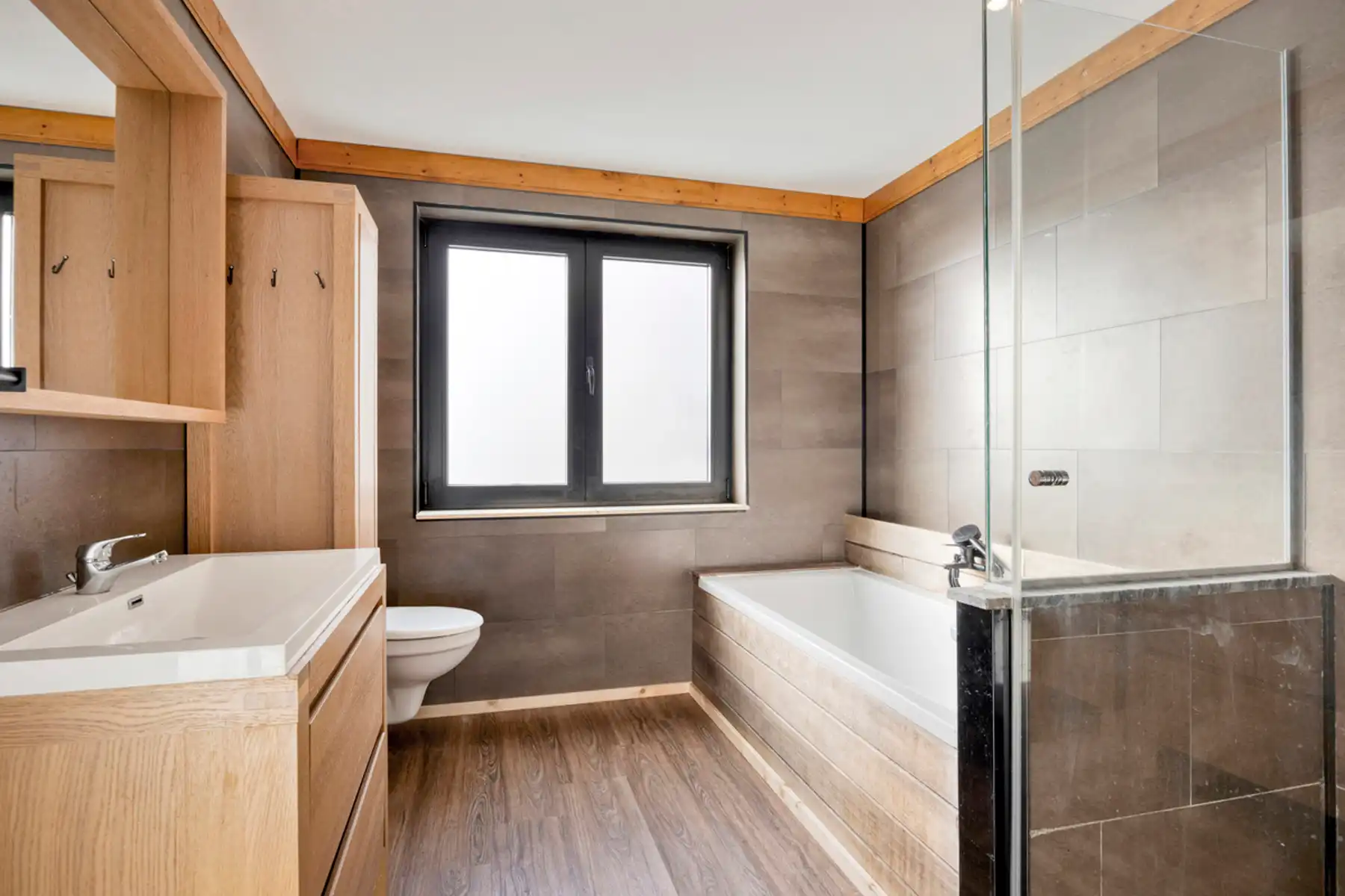 Energetisch gerenoveerde woning met tuin uitgevend op Liedekerkebos foto 15