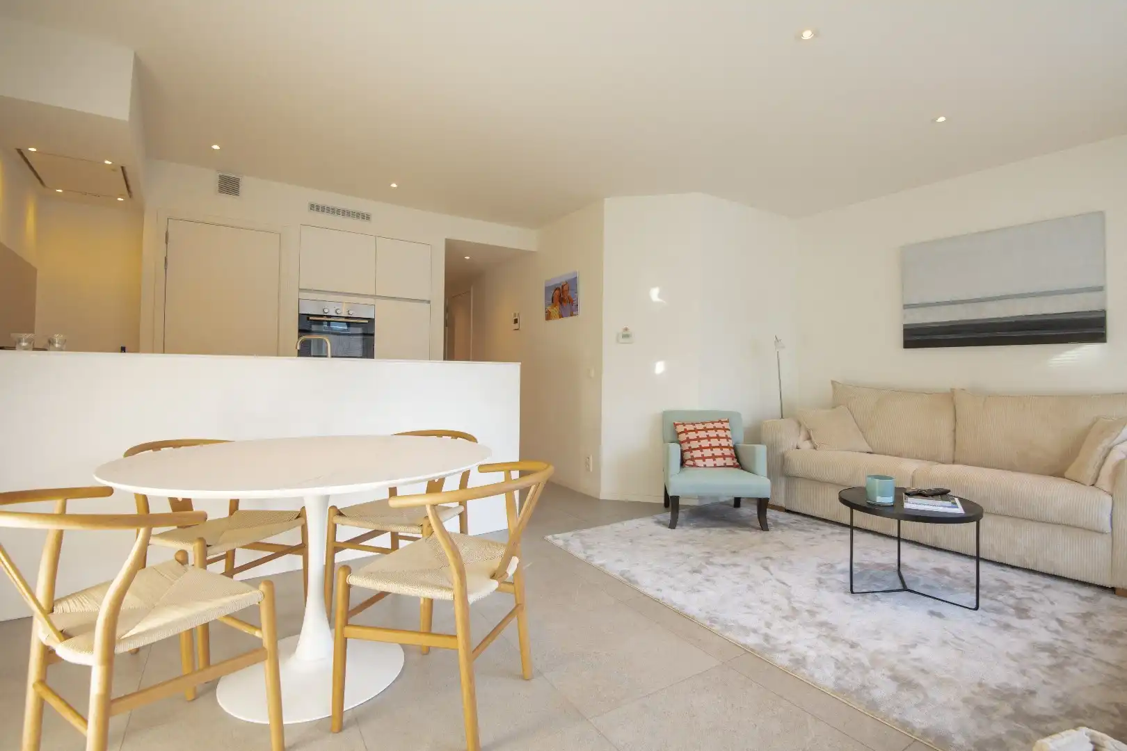 Zeer recent gemeubeld  en zonnig  app. met zijdelings zeezicht vlakbij  het Rubensplein.  foto 6