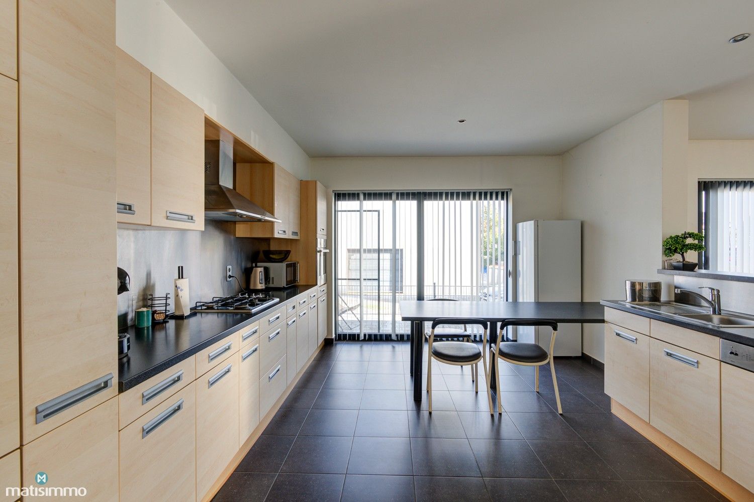 RUIM INSTAPKLAAR APPARTEMENT MET 3 SLAAPKAMERS, TERRAS EN AUTOSTAANPLAATS TE BEVERST foto 6