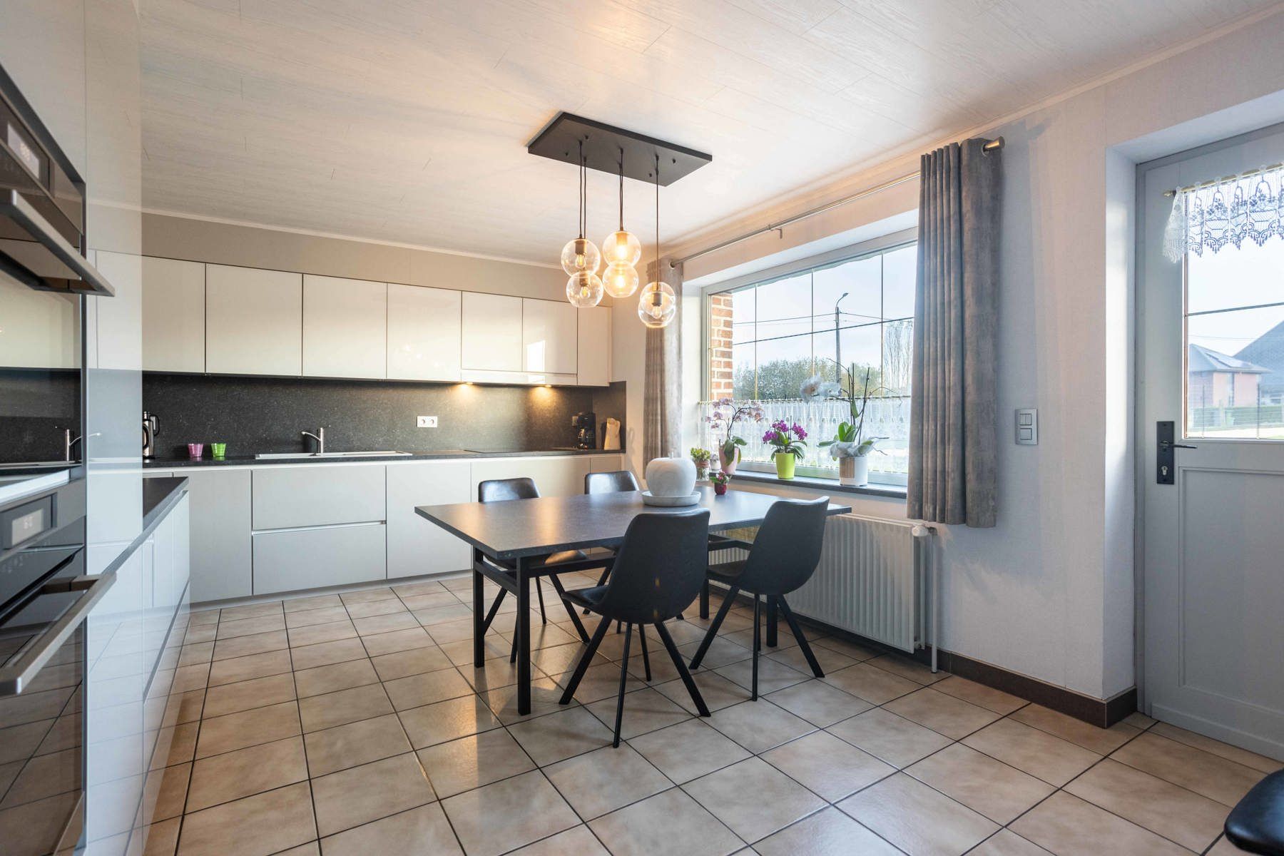 Vierkantshoeve met loods/stalling + weide op 0,5ha foto 8