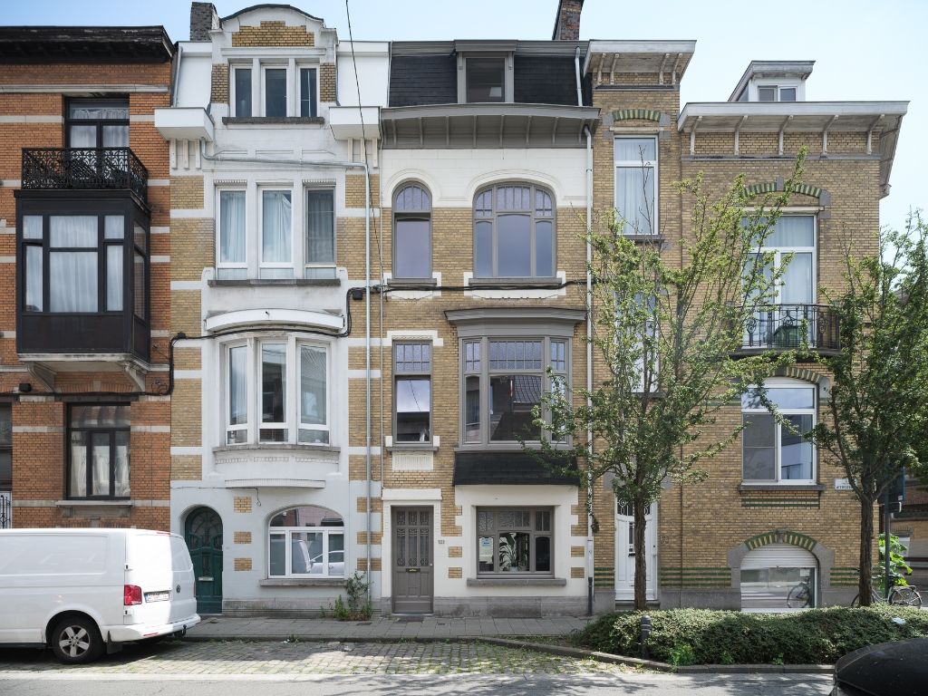 Karaktervolle, gerenoveerde interbellumwoning met 4 slaapkamers en buitenruimte op wandelafstand van station Gent-Sint-Pieters. foto {{pictureIndex}}