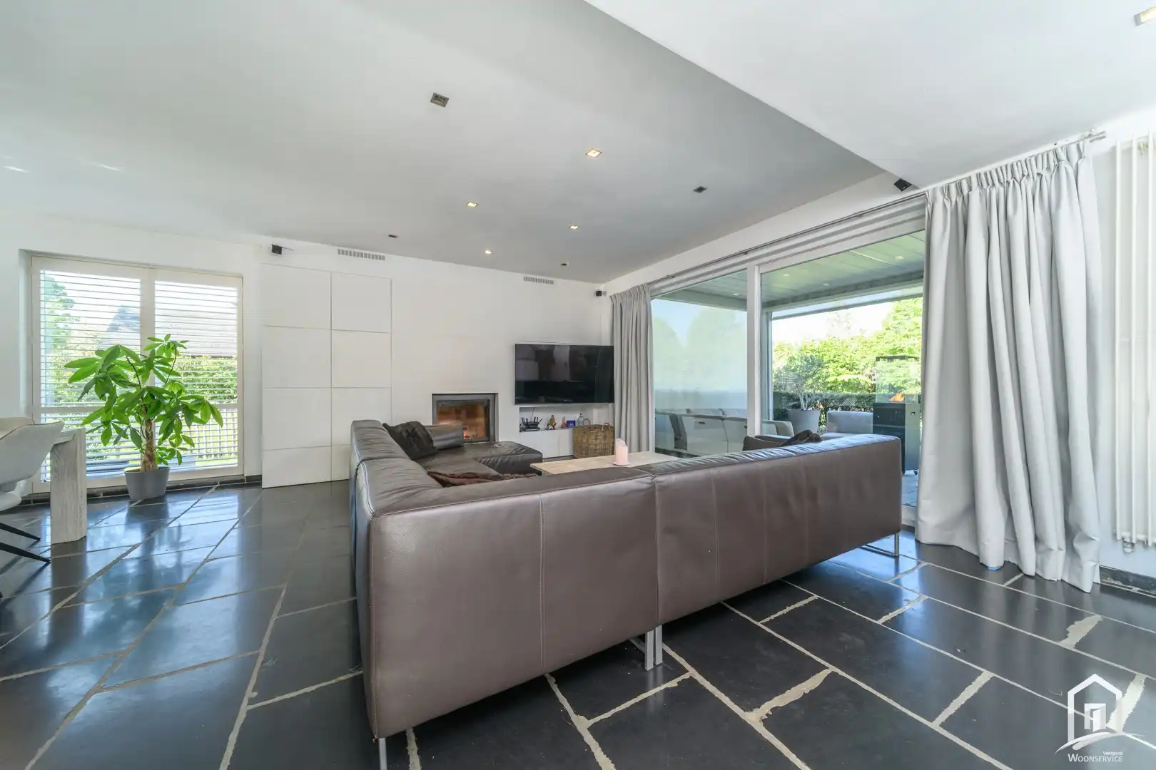 Instapklare villa met 3 SLK's, garage en riante tuin met zwembad foto 7