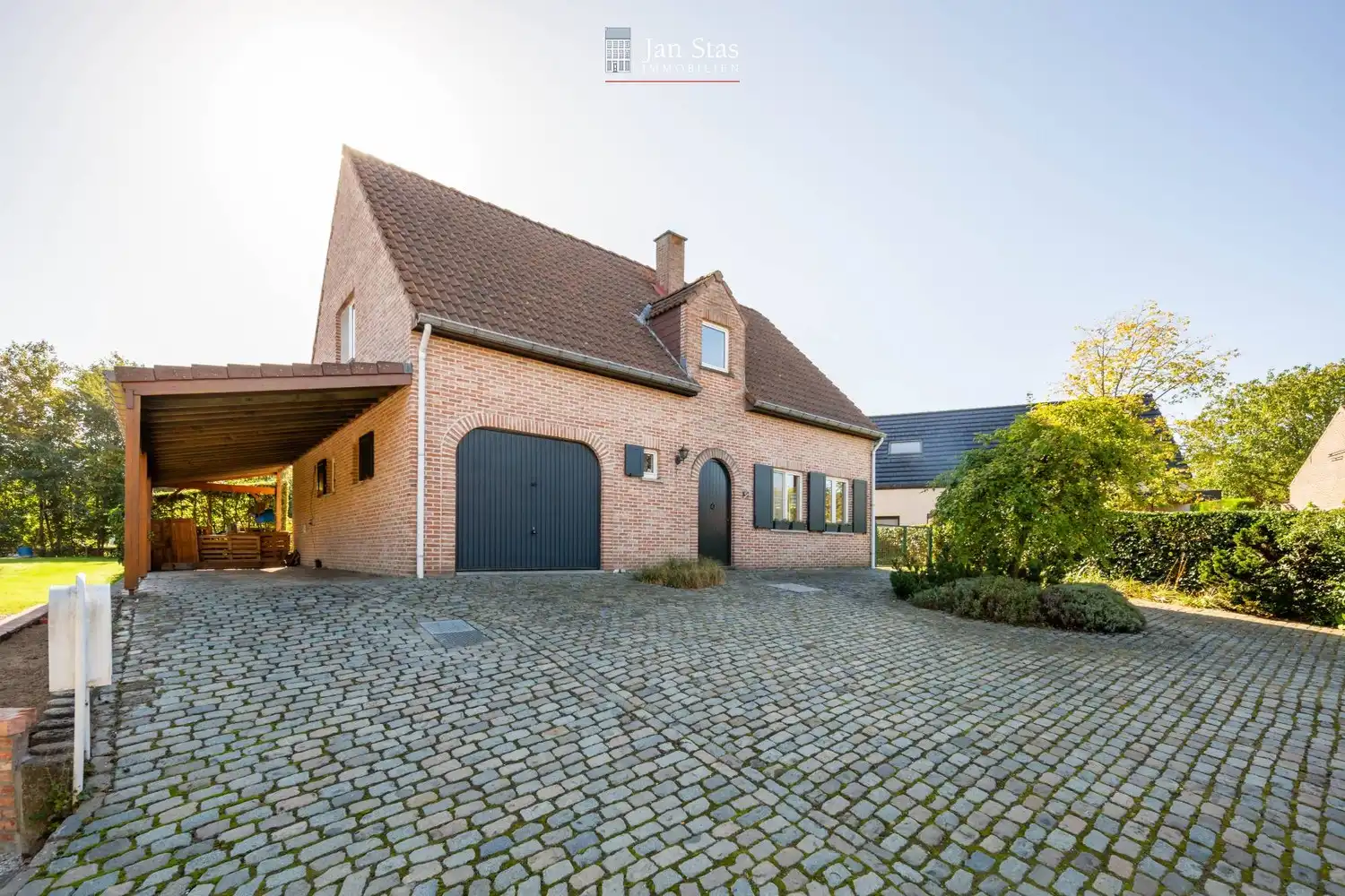 Rustig gelegen en vrijstaande woning met 3 ruime slaapkamers, een oprit met een garage en een mooie tuin in het groene Oud-Heverlee! foto 2