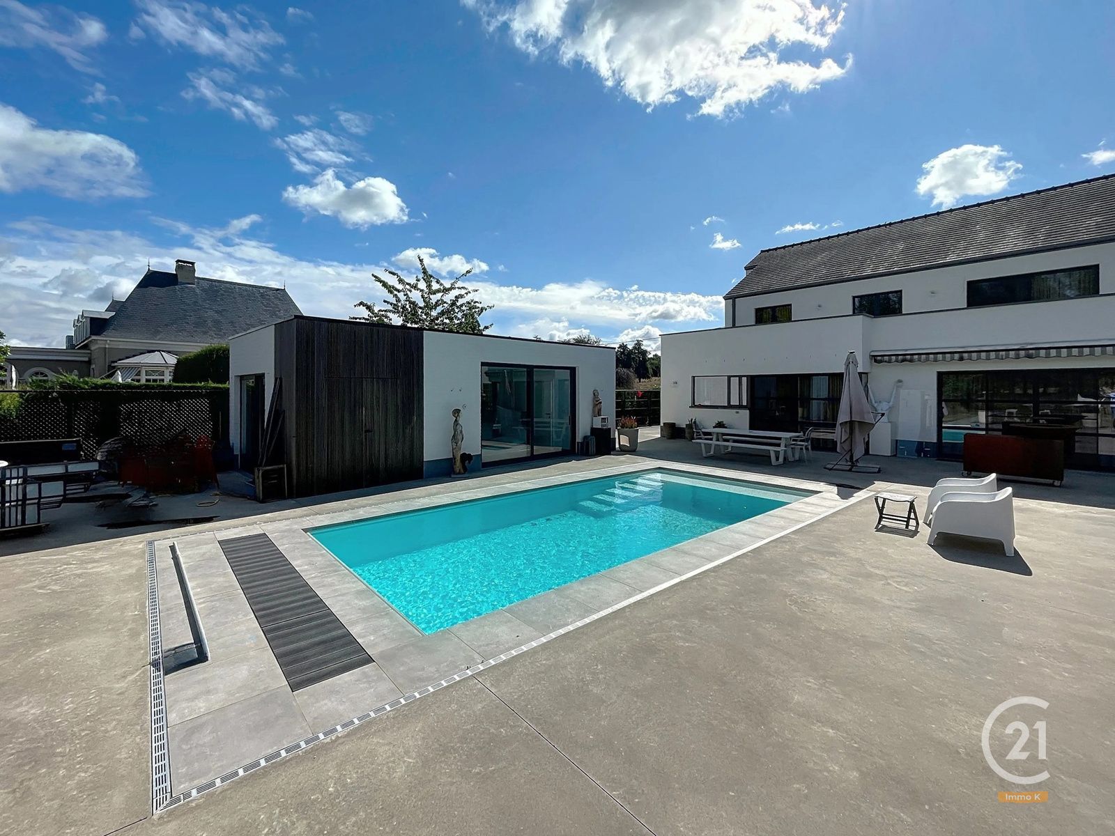 Villa met 5 (6) slks - 2 bdks - zwembad - 370m² bwb opp foto {{pictureIndex}}
