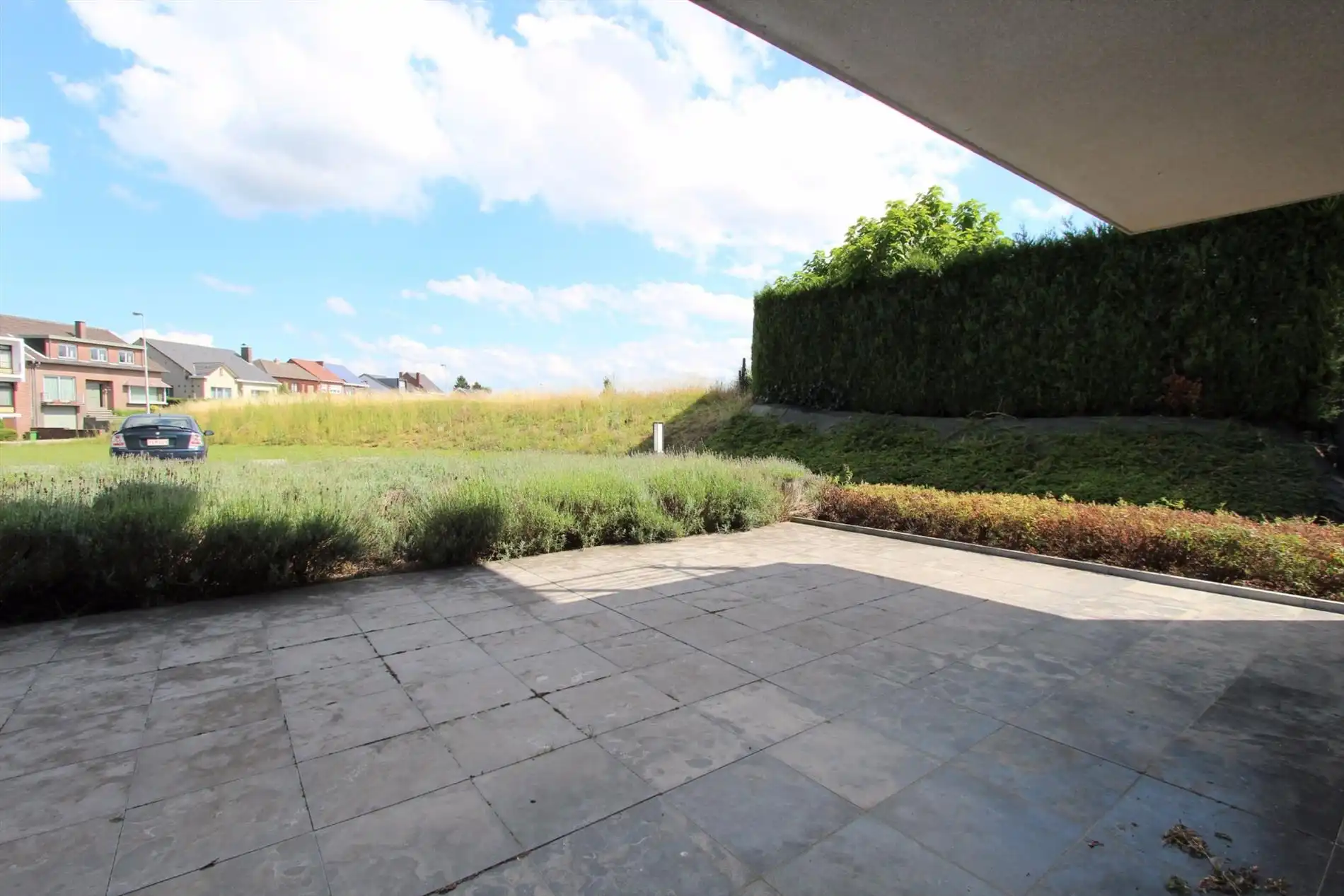 GELIJKVLOERS APPARTEMENT MET RUIM ZONNETERRAS EN GARAGE foto 2