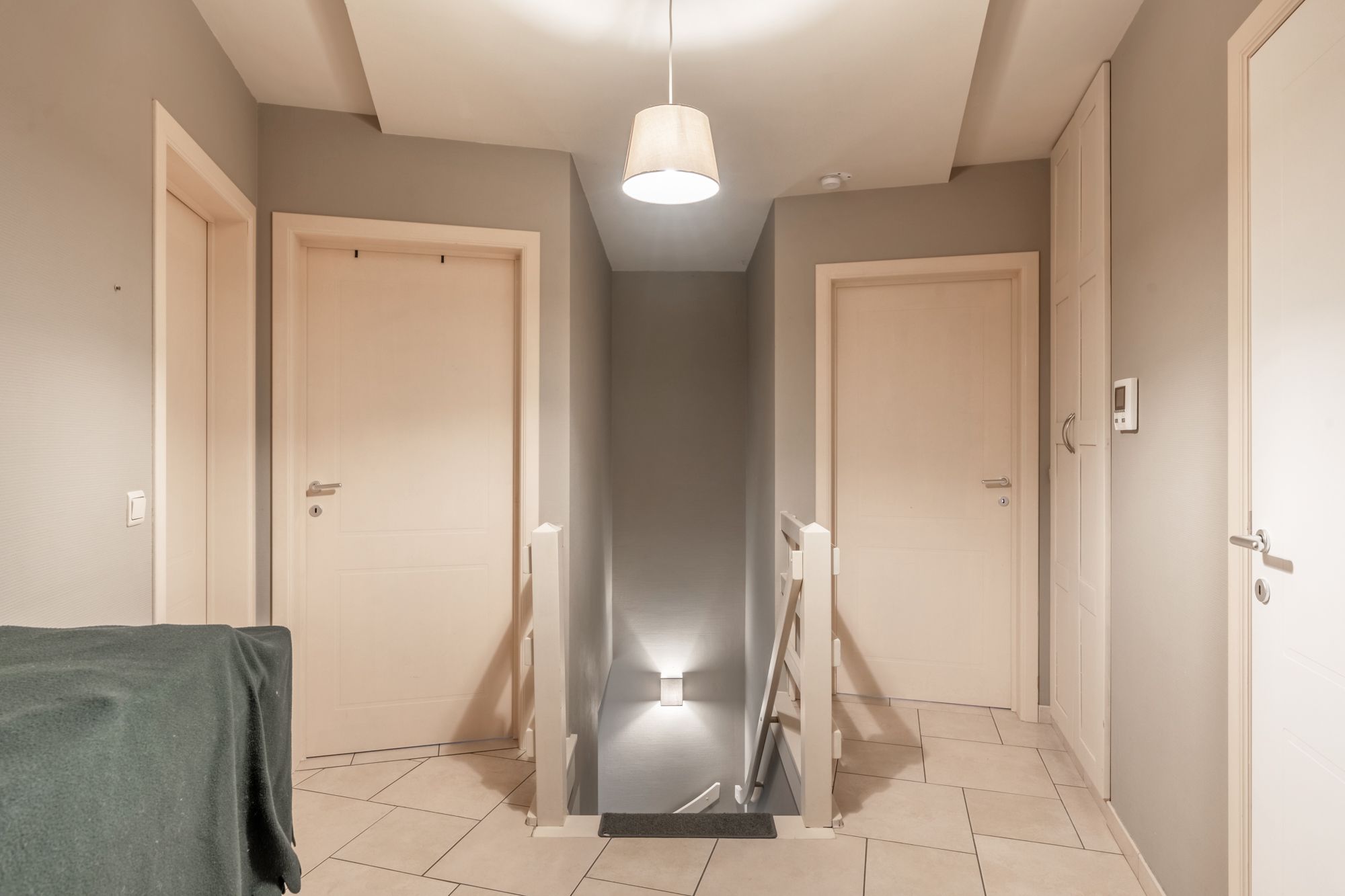 Perfect onderhouden en instapklaar triplex appartement met privatieve inkomhal, aangename woonkamer, praktische keuken, 2 ruime slaapkamers en fijn zonneterras! Het appartement is rustig gelegen vlak aan het centrum van Peer. foto 23