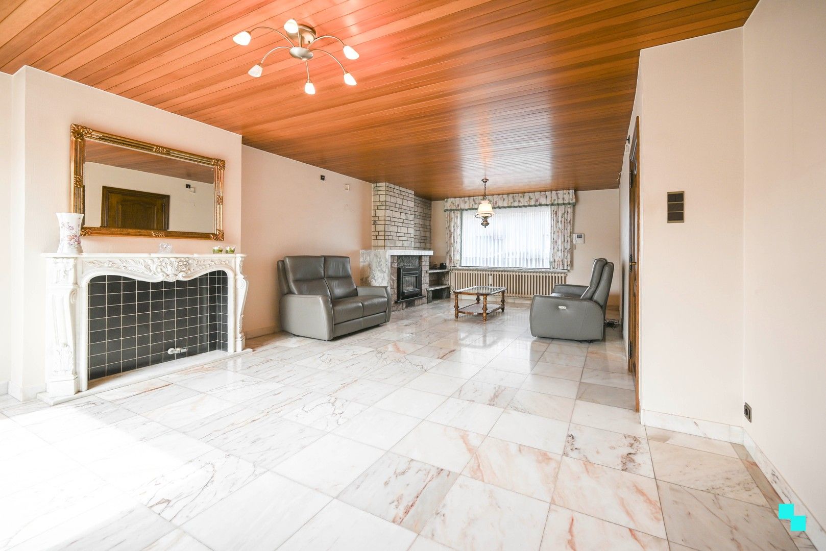 Ruime woning met garage in het centrum van Meulebeke foto 5