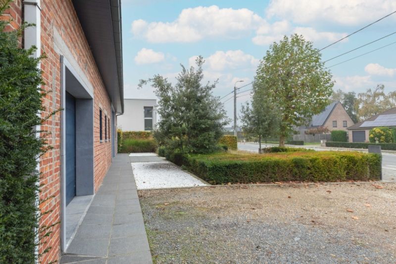 Roeselare-Stadsrand. RUIME VILLA MET EXTRA POTENTIEEL op 1150m2 gelegen aan uitstekende invalsweg, 3-4 slaapkamers. Garage. En prachtige diepe Zuid-Westelijke tuin. foto 7