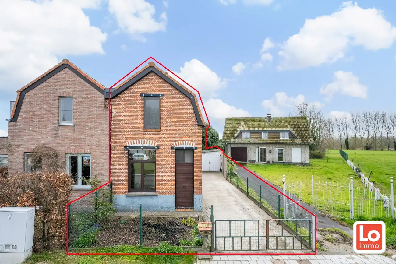 Hoofdfoto van de publicatie: Leuke halfopen starterswoning met afzonderlijke garage en koertje op landelijke locatie in Mendonk.