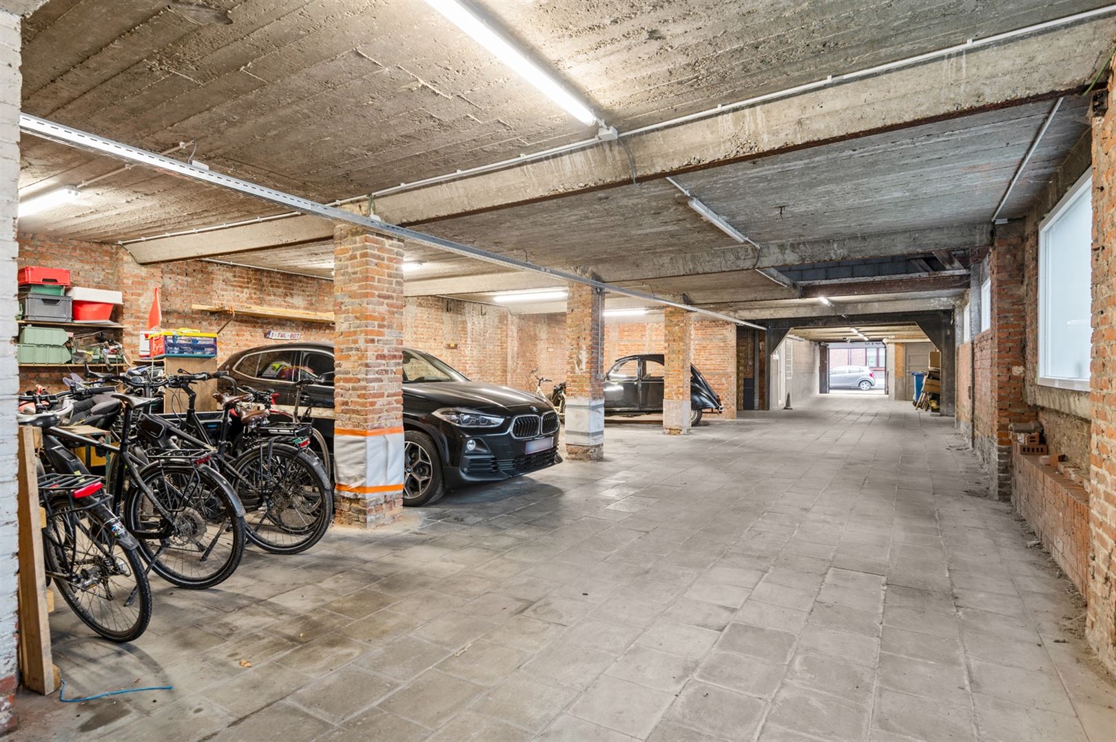 Magazijn ca. 275m2 gelegen achter appartementsgebouw met verdieping foto 7