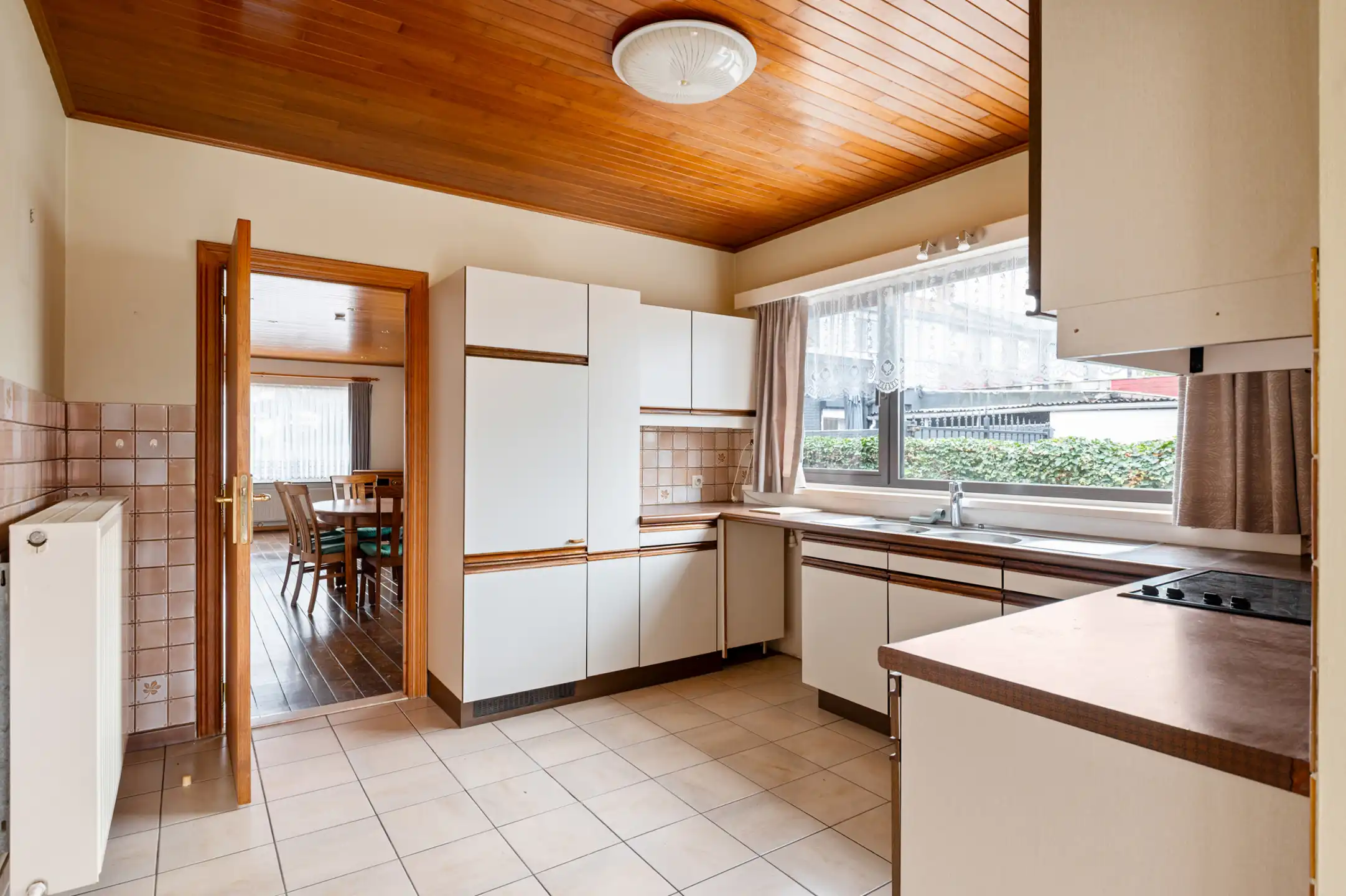 Charmante woning met grote tuin foto 13