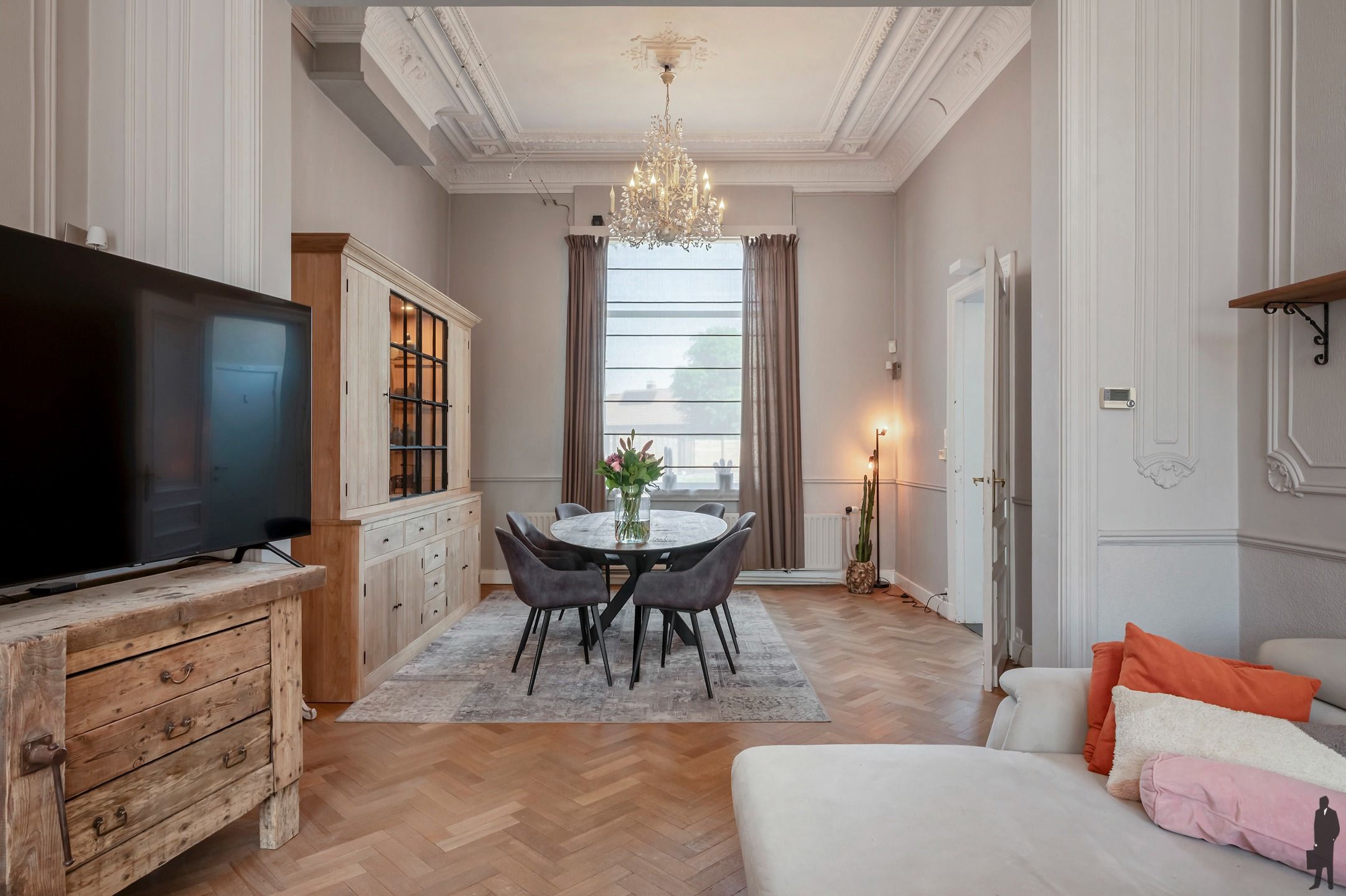 Karaktervol herenhuis met handelsruimte en 6 slaapkamers. foto 5