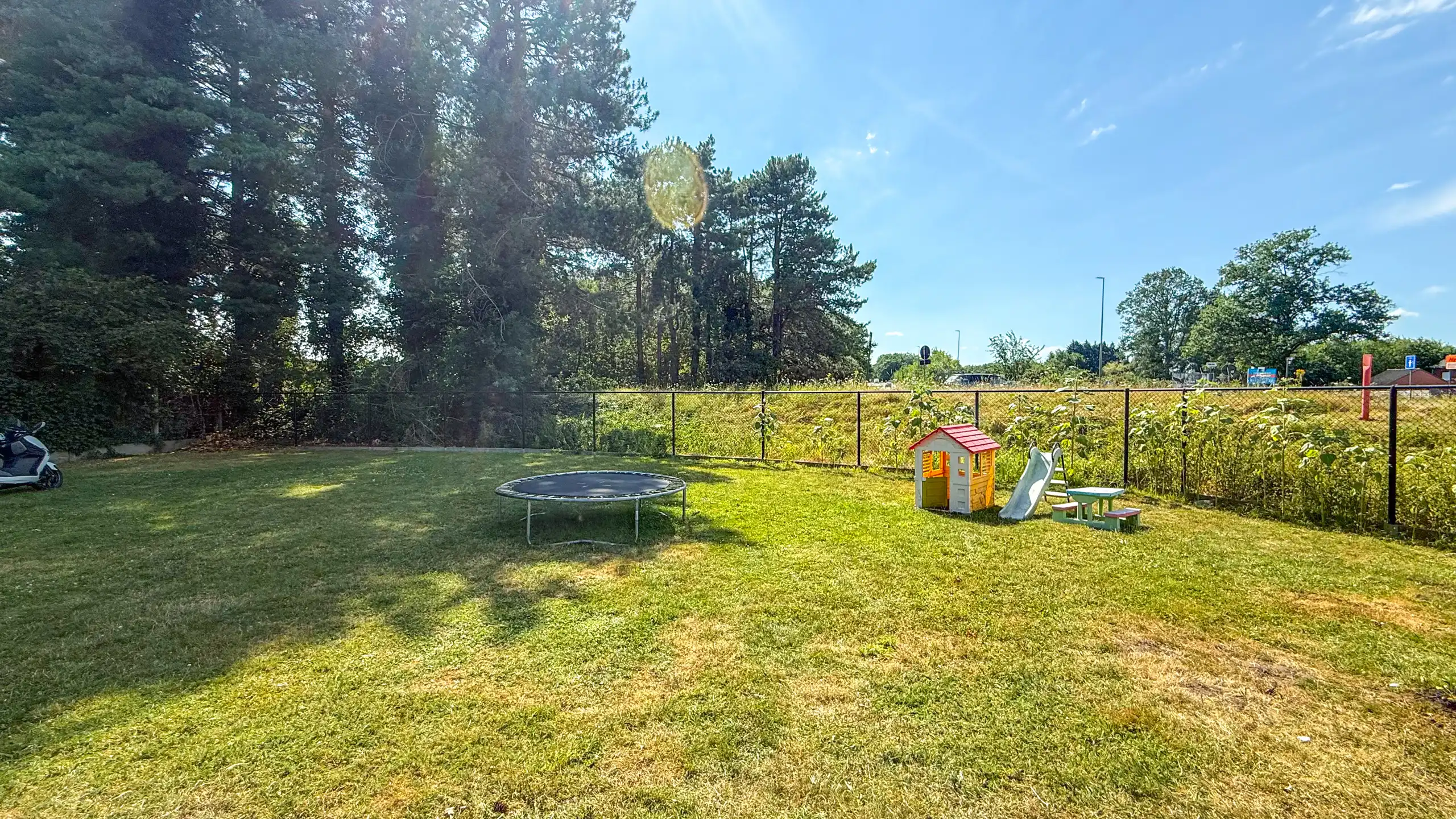 Instapklare woning met 3slpks, kelder en mooie tuin in Ham! foto 33