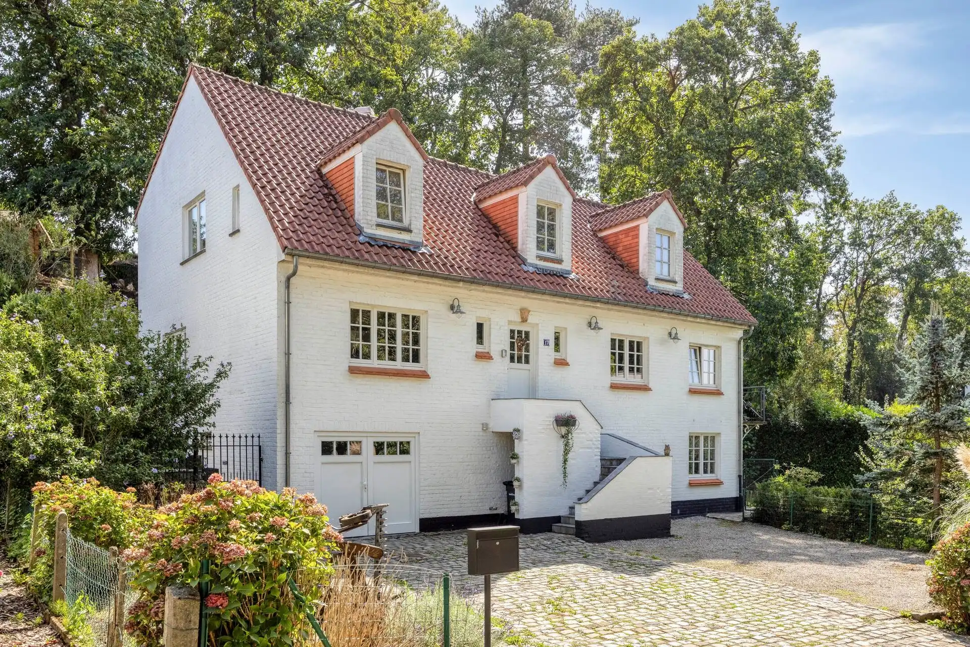 Prachtig gerenoveerde villa met bouwgrond  foto {{pictureIndex}}