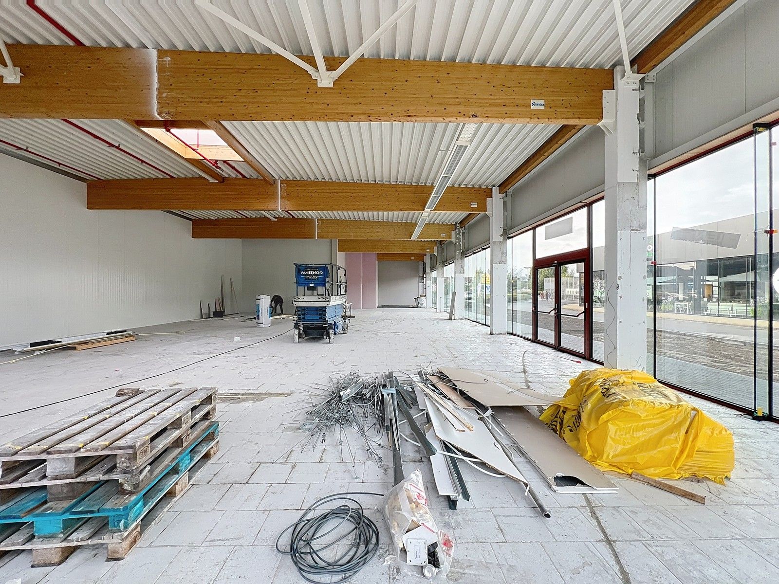 Vernieuwde baanwinkel (450m²) te huur in hét bruisende MAMMOETCENTER van Roeselare ! foto 8