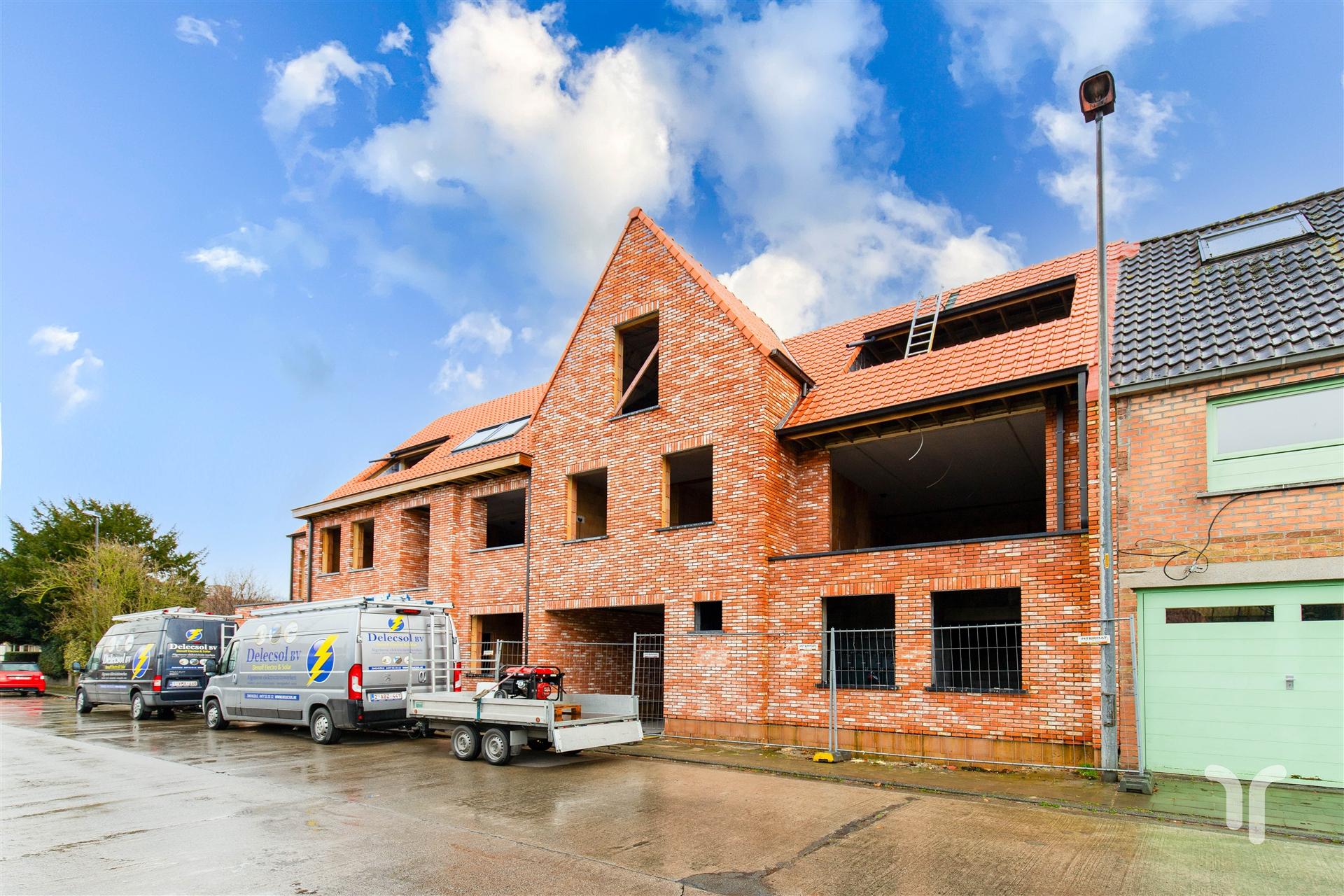 Op een uitzonderlijke locatie te Zedelgem, op wandelafstand van de bruisende dorpskern met winkels, openbaar vervoer en scholen, vinden we het kleinschalig nieuwbouwproject ‘De Gouden Vleugel’ terug.  foto 5