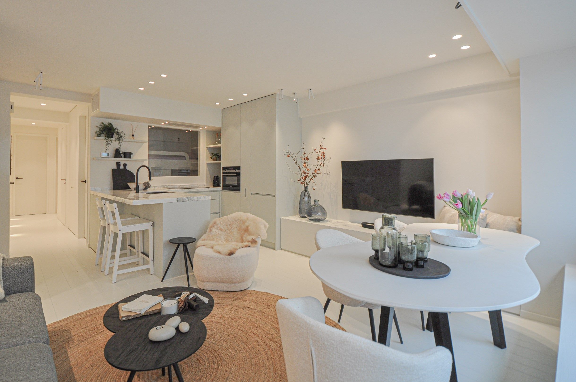 Volledig gerenoveerd appartement met een mooi zijdelings zeezicht gelegen in het Zoute. foto {{pictureIndex}}