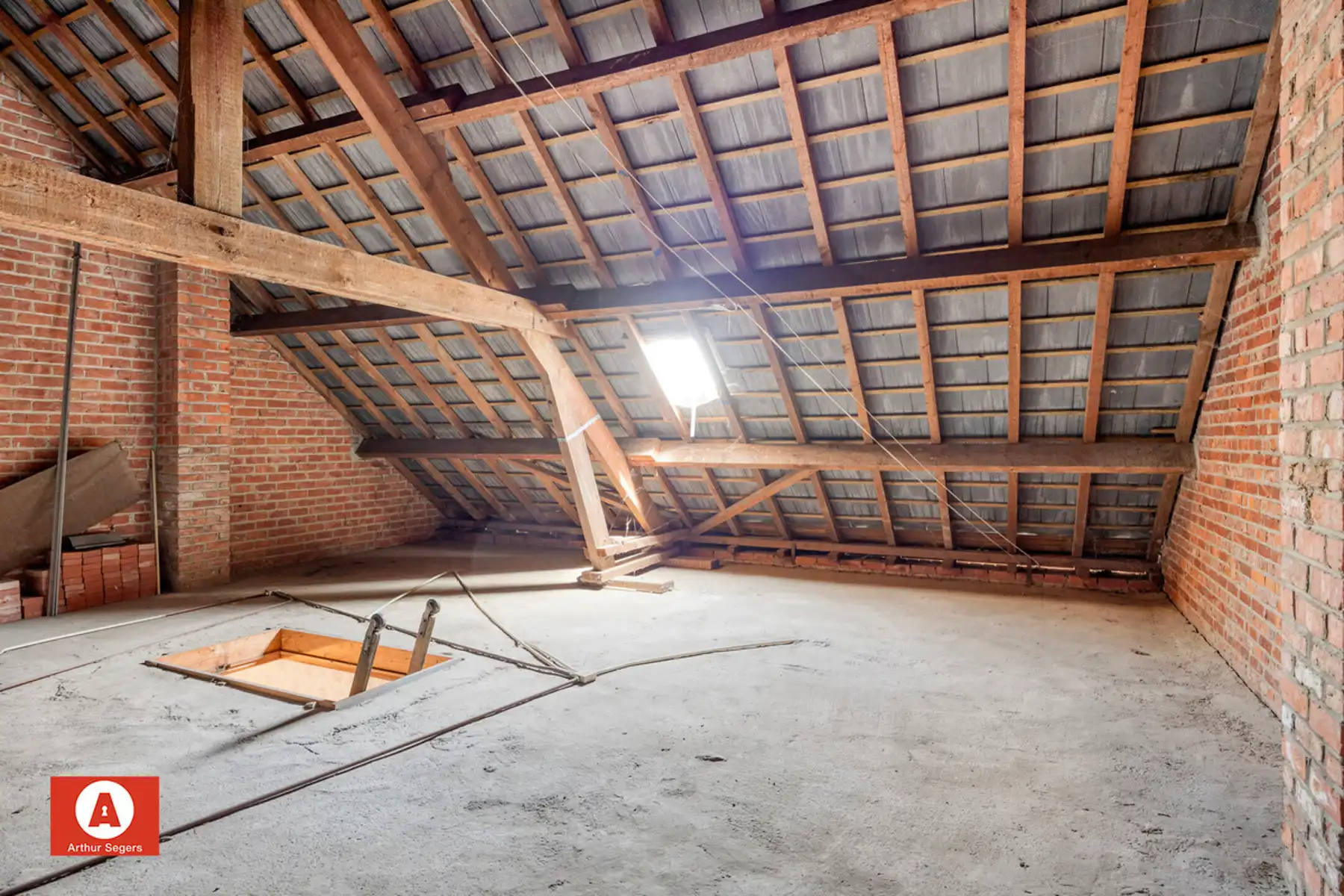 Solide te renoveren burgerwoning mét doorgang in Opstal foto 19