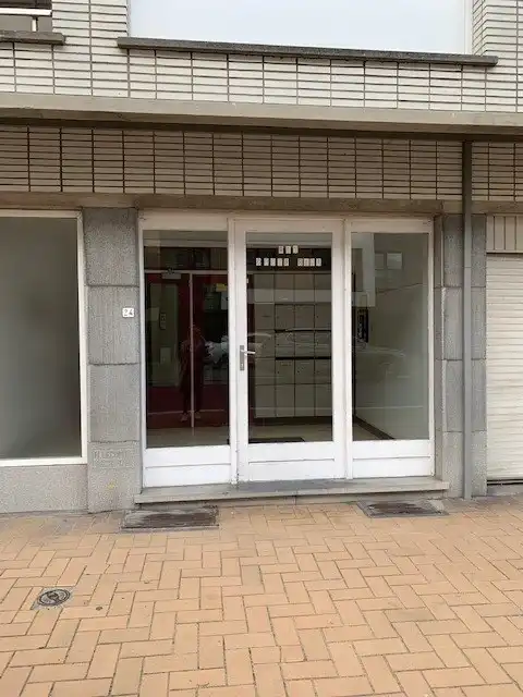 Gesloten garagebox met elektriciteit en verlicht. foto {{pictureIndex}}