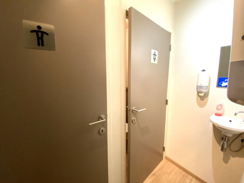 Instapklaar magazijn met kantoor en 5 autostaanplaatsen Winkelom. foto 12