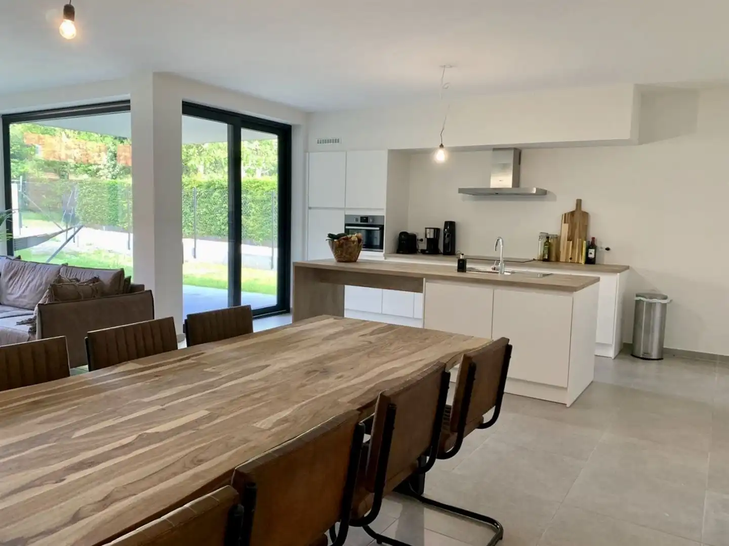 Prachtig gelijkvloers appartement te Sint-Eloois-Vijve met tuintje en overdekt terras.  foto 2