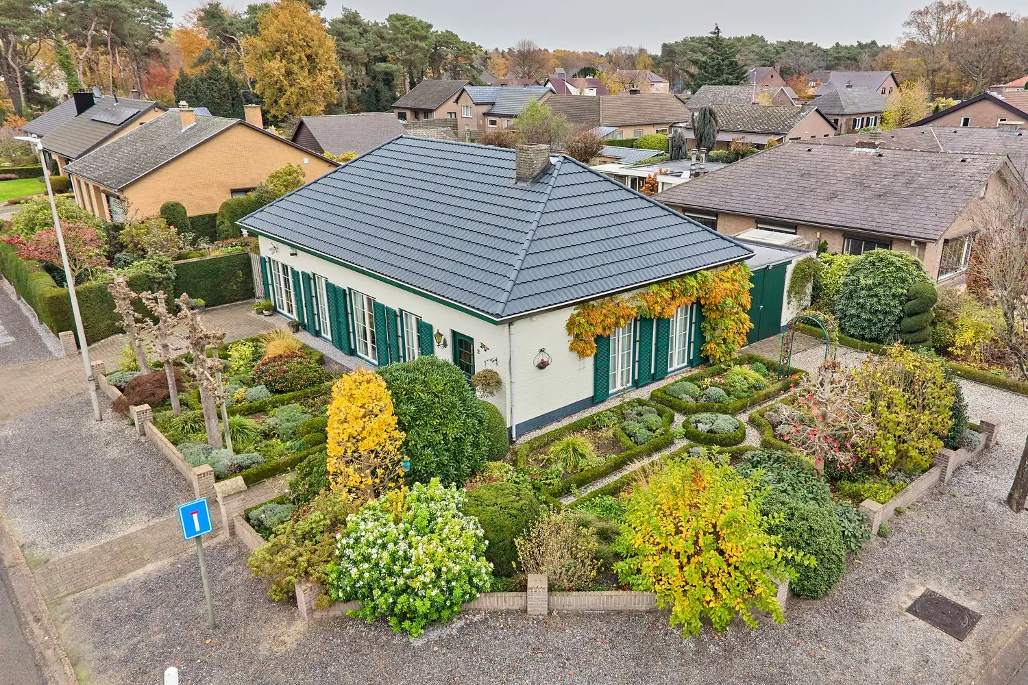 Gezellige en goed onderhouden bungalow met praktische bovenverdieping op fraai aangelegd perceel foto 24