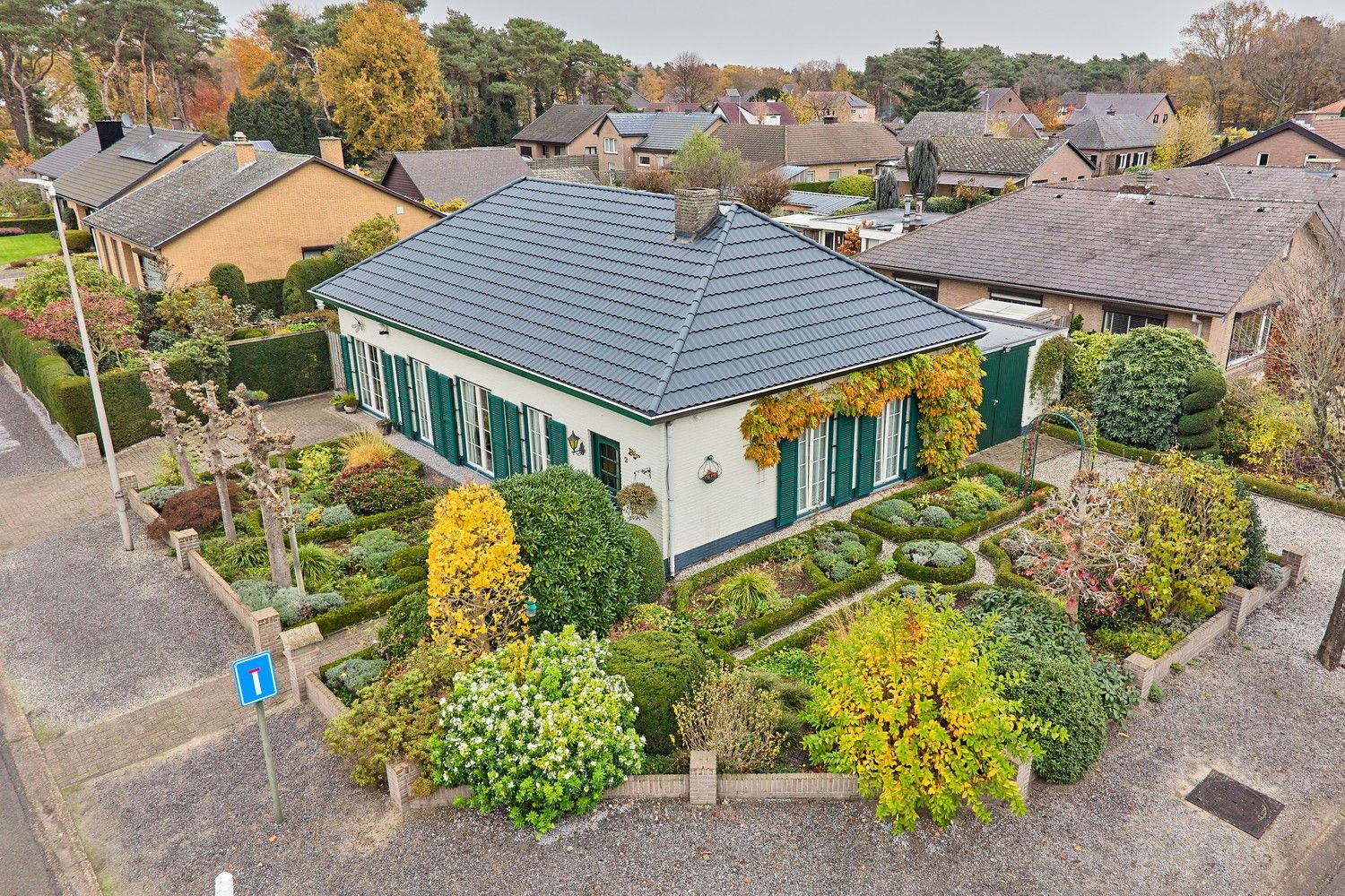 Gezellige en goed onderhouden bungalow met praktische bovenverdieping op fraai aangelegd perceel foto 24