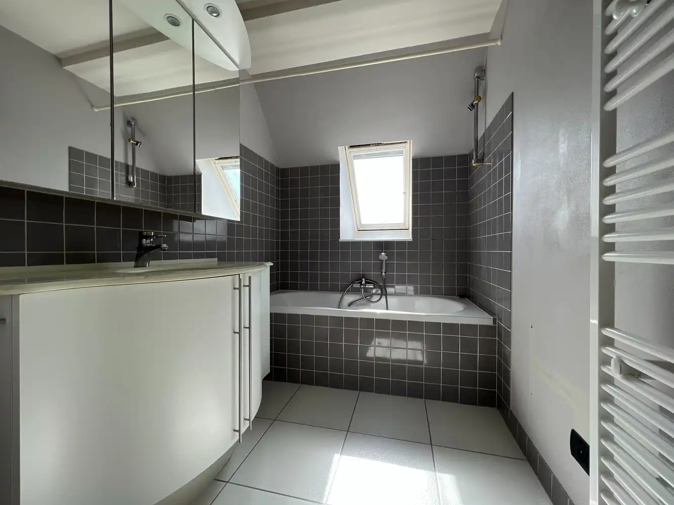 Lichtrijk appartement met 2 slaapkamers + garage foto 5