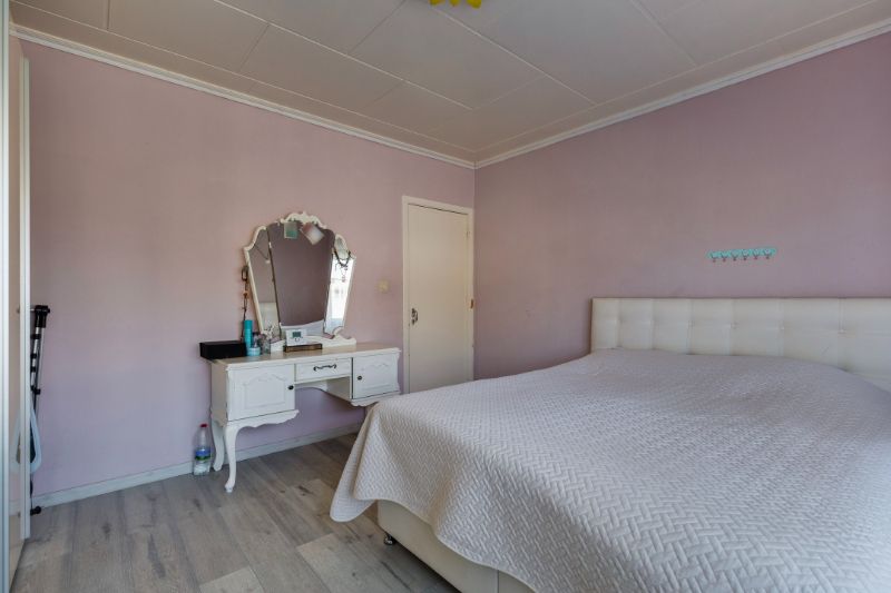 RUIME, LICHTRIJKE ALLEENSTAANDE WONING MET VEEL POTENTIEEL foto 16