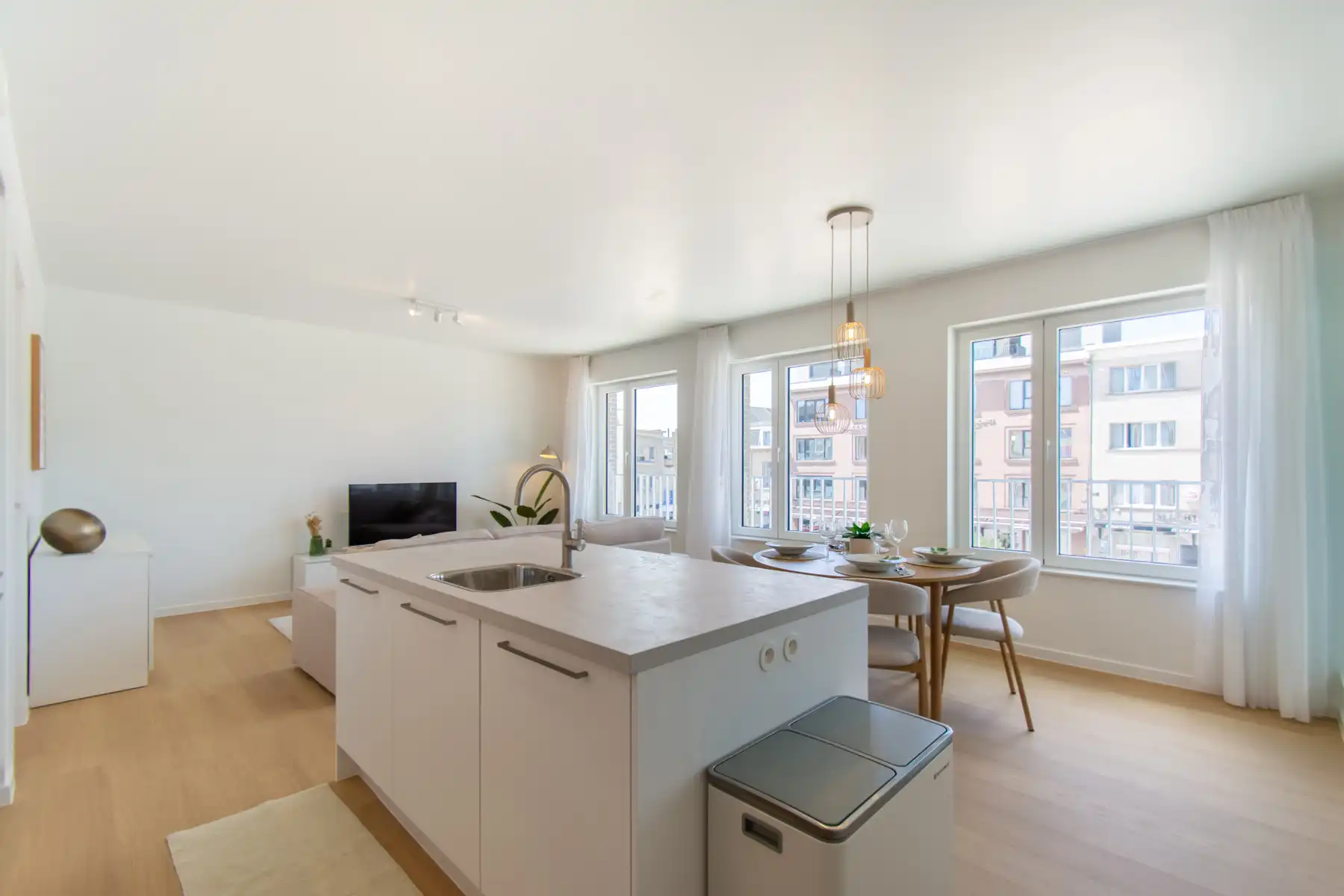 Prachtig gemeubeld 2- kamer appartement met mooi terras foto 4