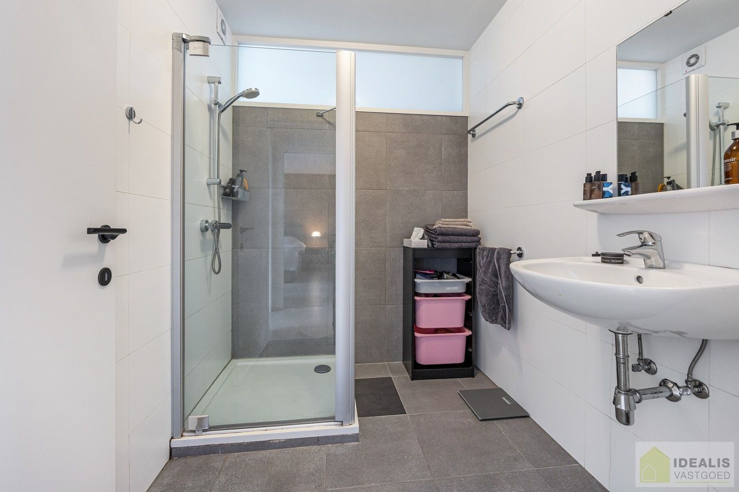 IDEALIS VASTGOED – PERFECT ONDERHOUDEN INSTAPKLAAR APPARTEMENT met een bewoonbare oppervlakte van 91m² bestaande uit een prachtige leefruimte, 2 zeer ruime slaapkamers, een aangenaam terras en ondergrondse parkeerplaats! Het appartement is gelegen in hartje Pelt op wandelafstand van horeca, shopping en openbaar vervoer! foto 21