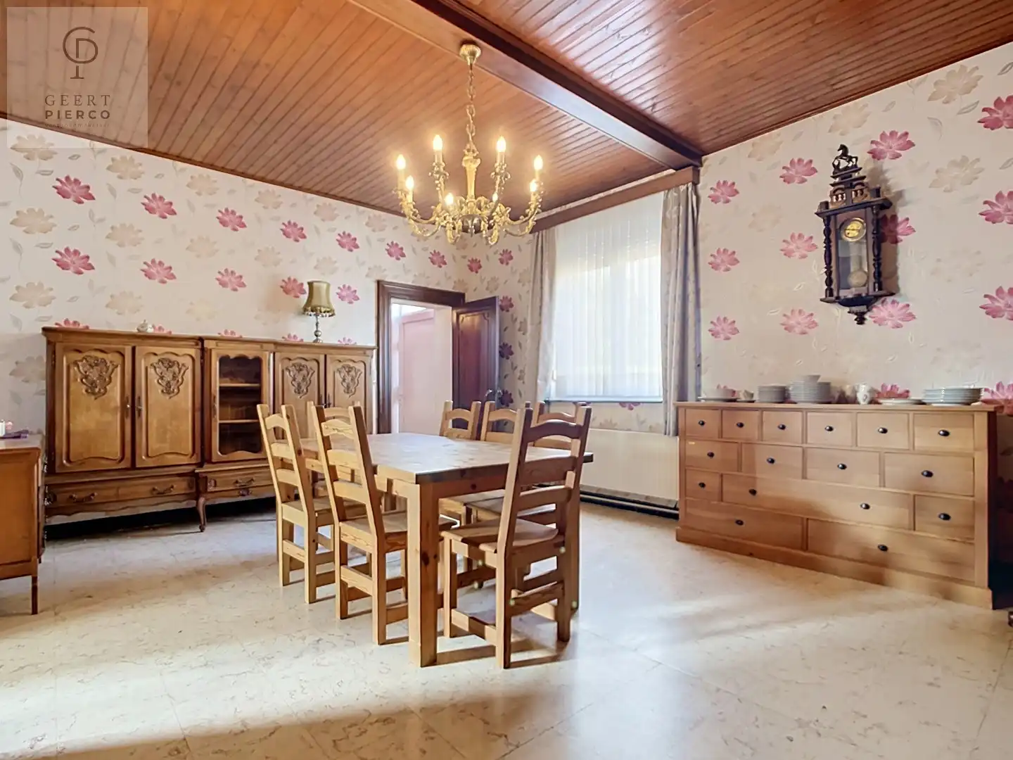Ruime woning met binnenkoer, stallingen en tuin vlakbij oprit van E40. foto 8